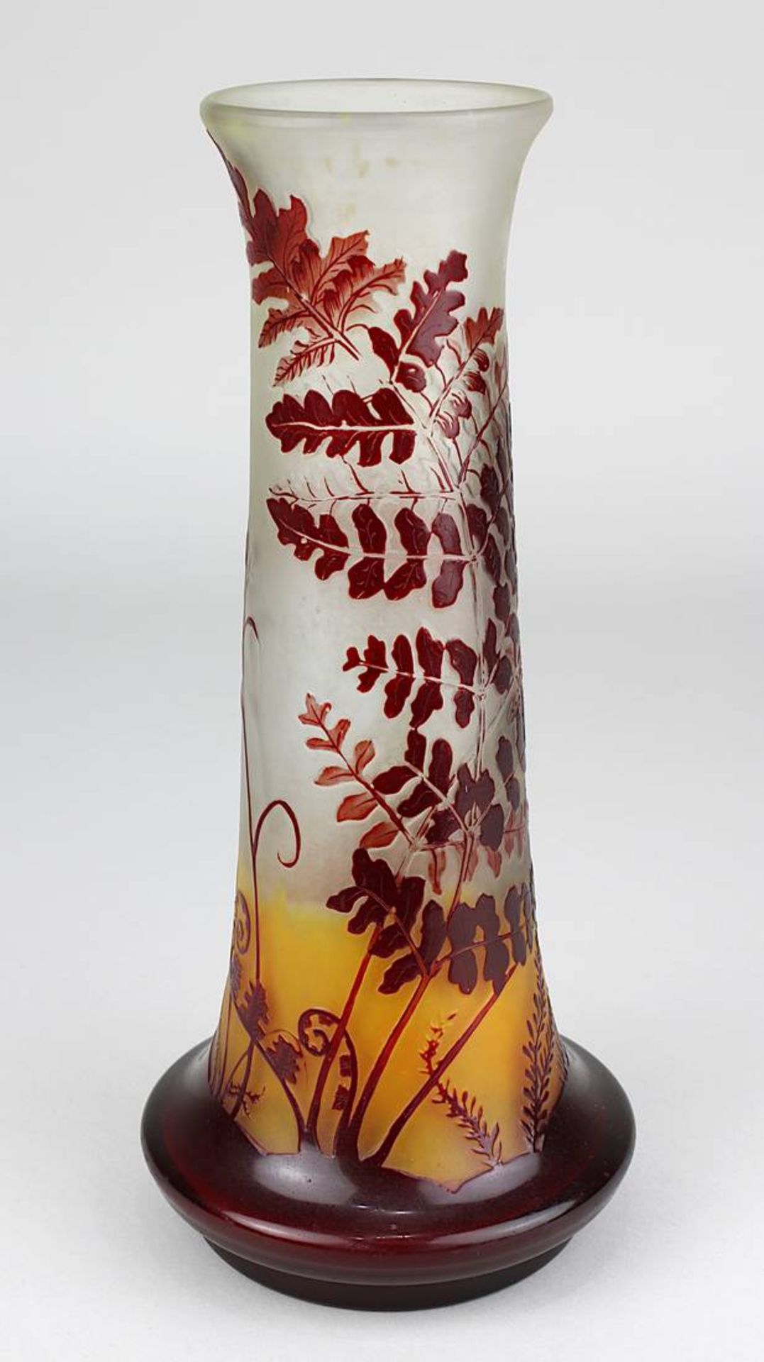 Gallé Jugendstil-Vase mit Farndekor, Nancy 1906-1914, Klarglaskörper mit orangefarbenem opakem - Image 4 of 4