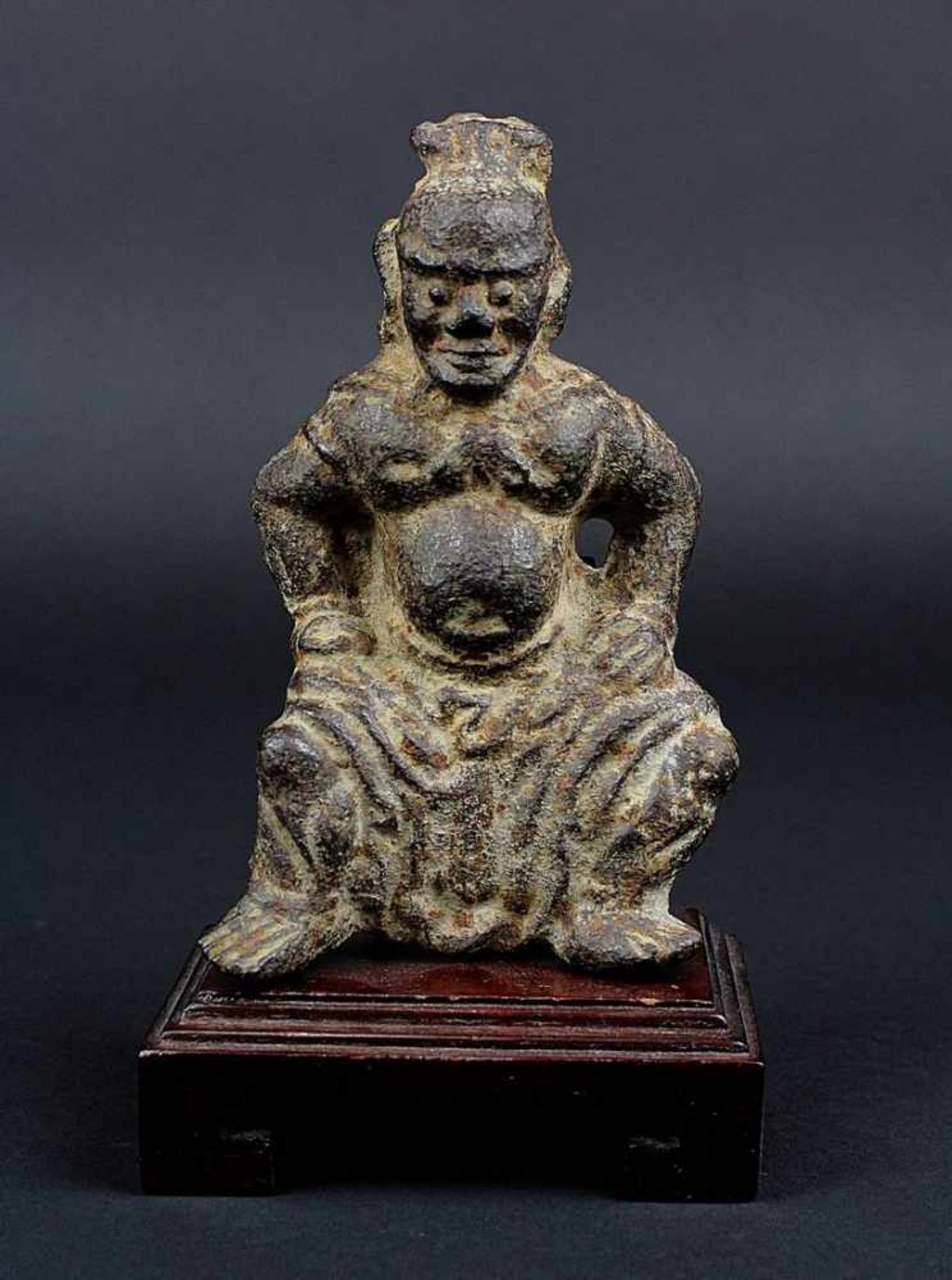 Kleine Ming-Wächterfigur, Eisen, plastische Figur eines sitzenden Wächters, mit oxidierter