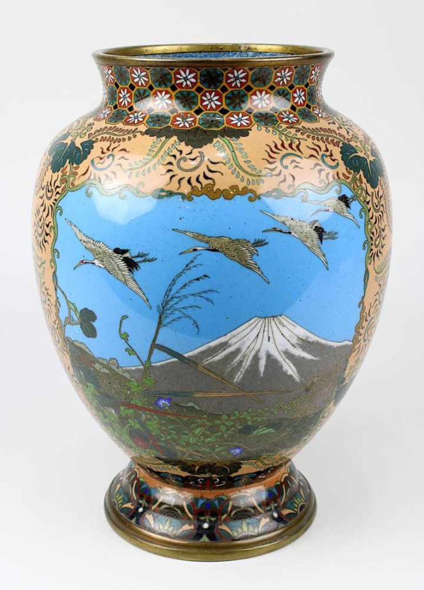 Cloisonné-Vase mit der Darstellung des Fuji, Japan um 1880, Kupferkorpus, Fuß und Mündung mit Resten