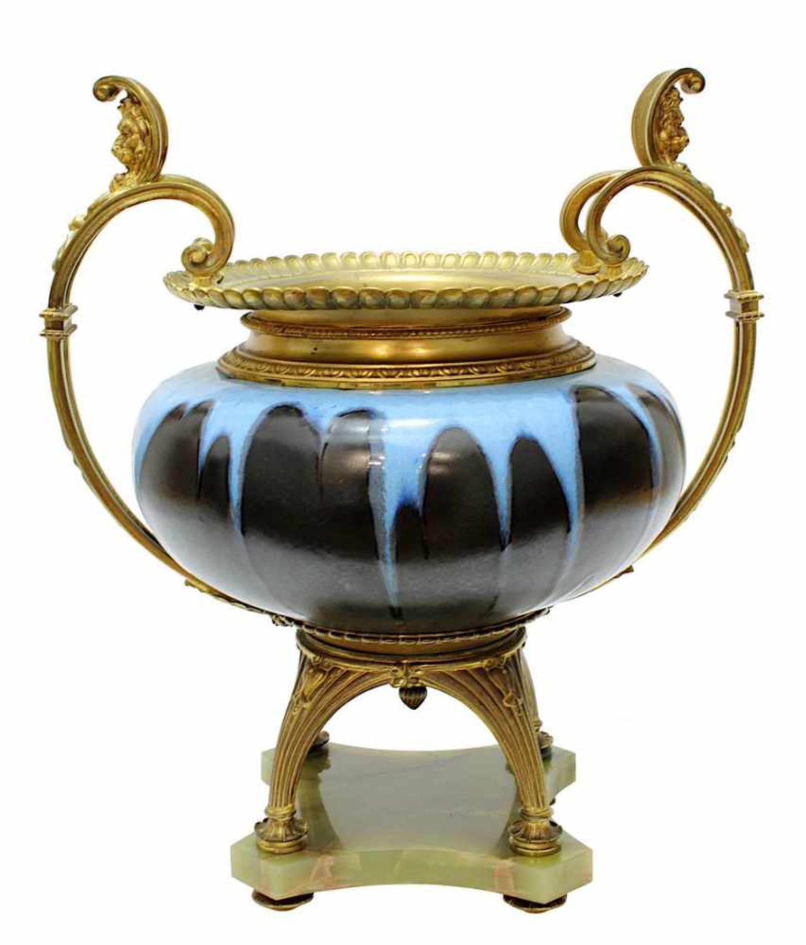 Historismus Keramik-Cachepot mit vergoldeter Bronzemontur, um 1880, gebauchter Keramikkorpus mit