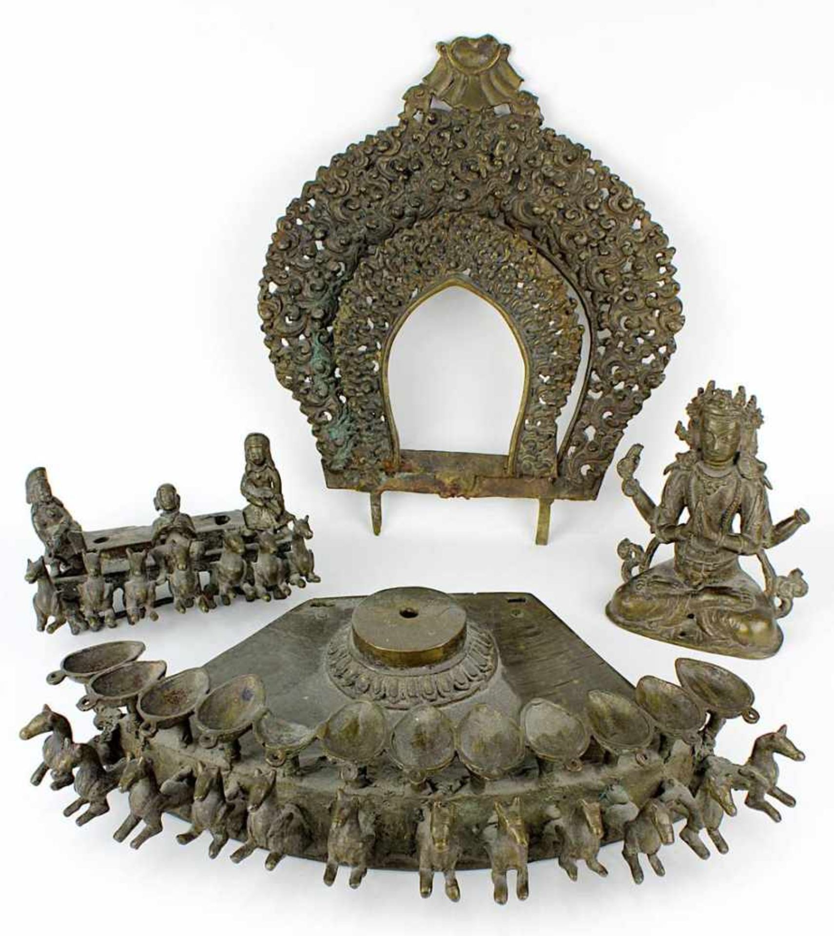 Indische Tempellampe mit Darstellung Shivas, Bronze, 19. Jh., Unterteil mit 12 Brennstellen und 12 - Bild 2 aus 2