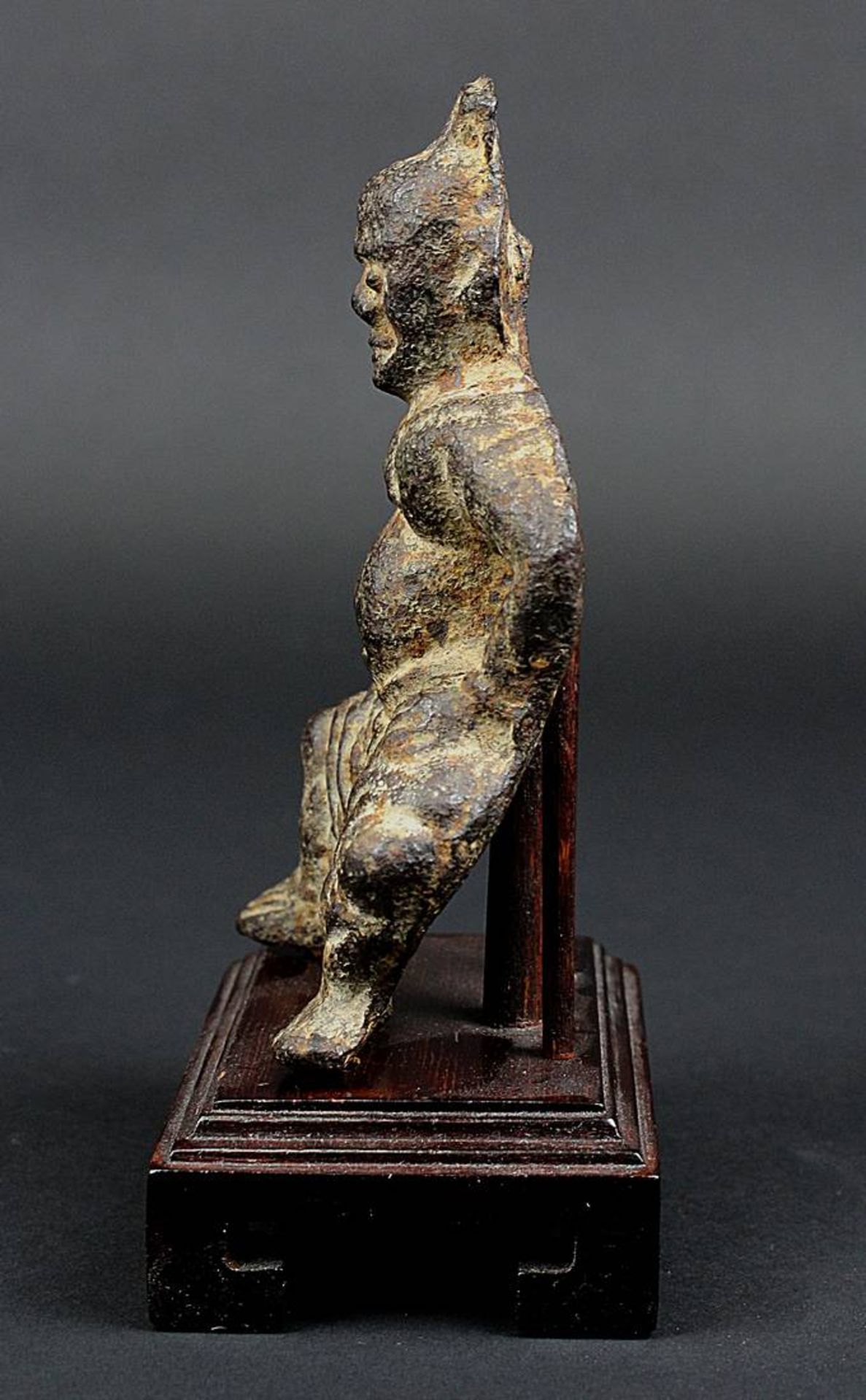 Kleine Ming-Wächterfigur, Eisen, plastische Figur eines sitzenden Wächters, mit oxidierter - Bild 2 aus 4