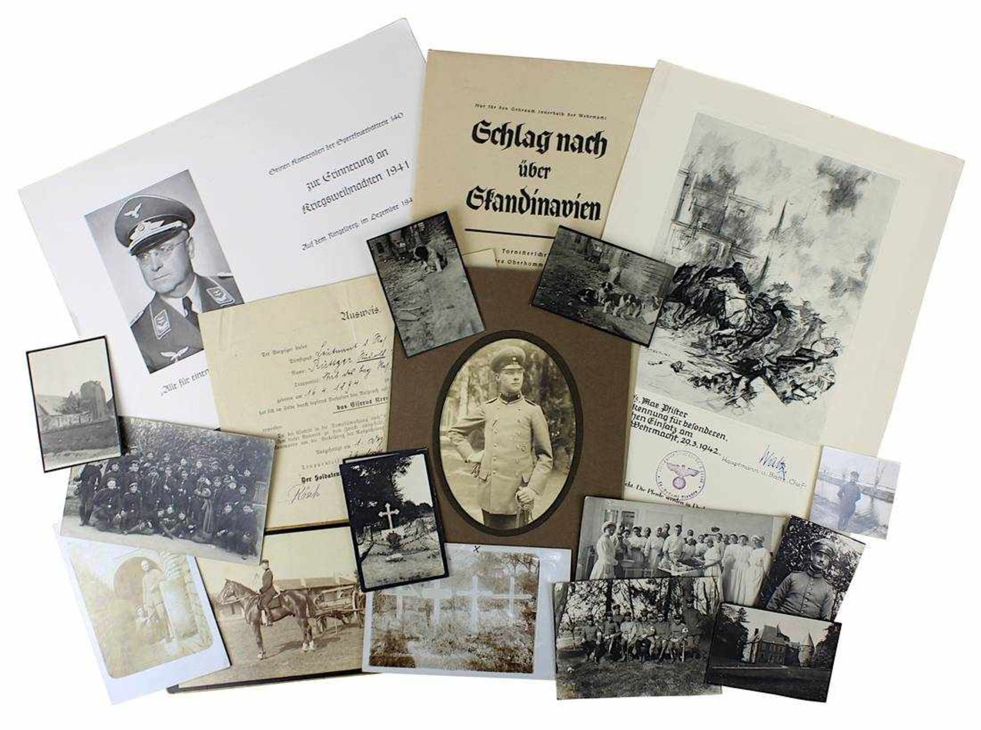 Konvolut Fotos und Papiere WK I und WK II, ca. 25 Fotos, meist mit Soldaten oder Orten aus dem