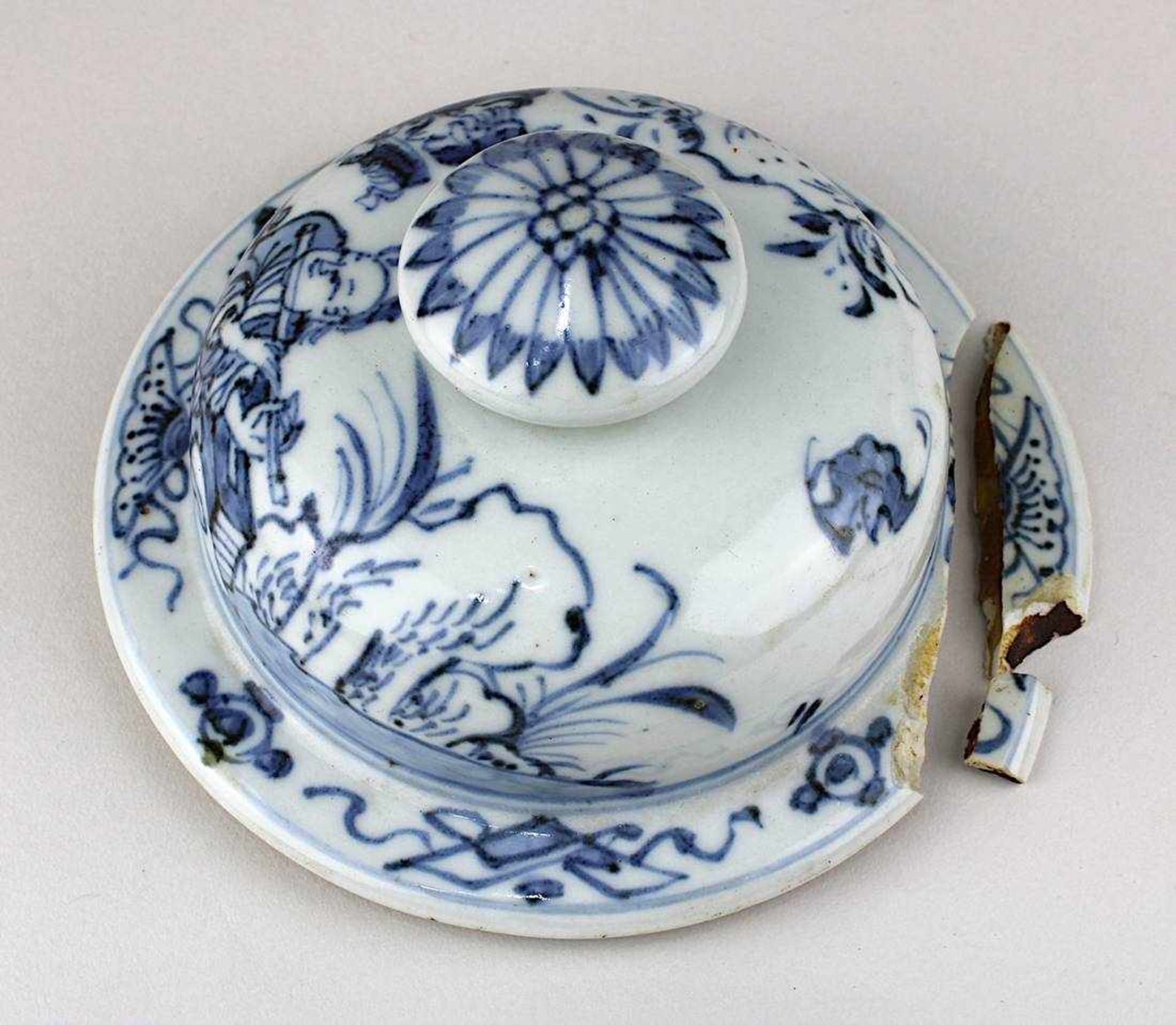 Blauweiß-Deckelvase, China Kangxi-Periode 1662-1722, Porzellan weißer Scherben, handgedrehtes Gefäß, - Bild 2 aus 2