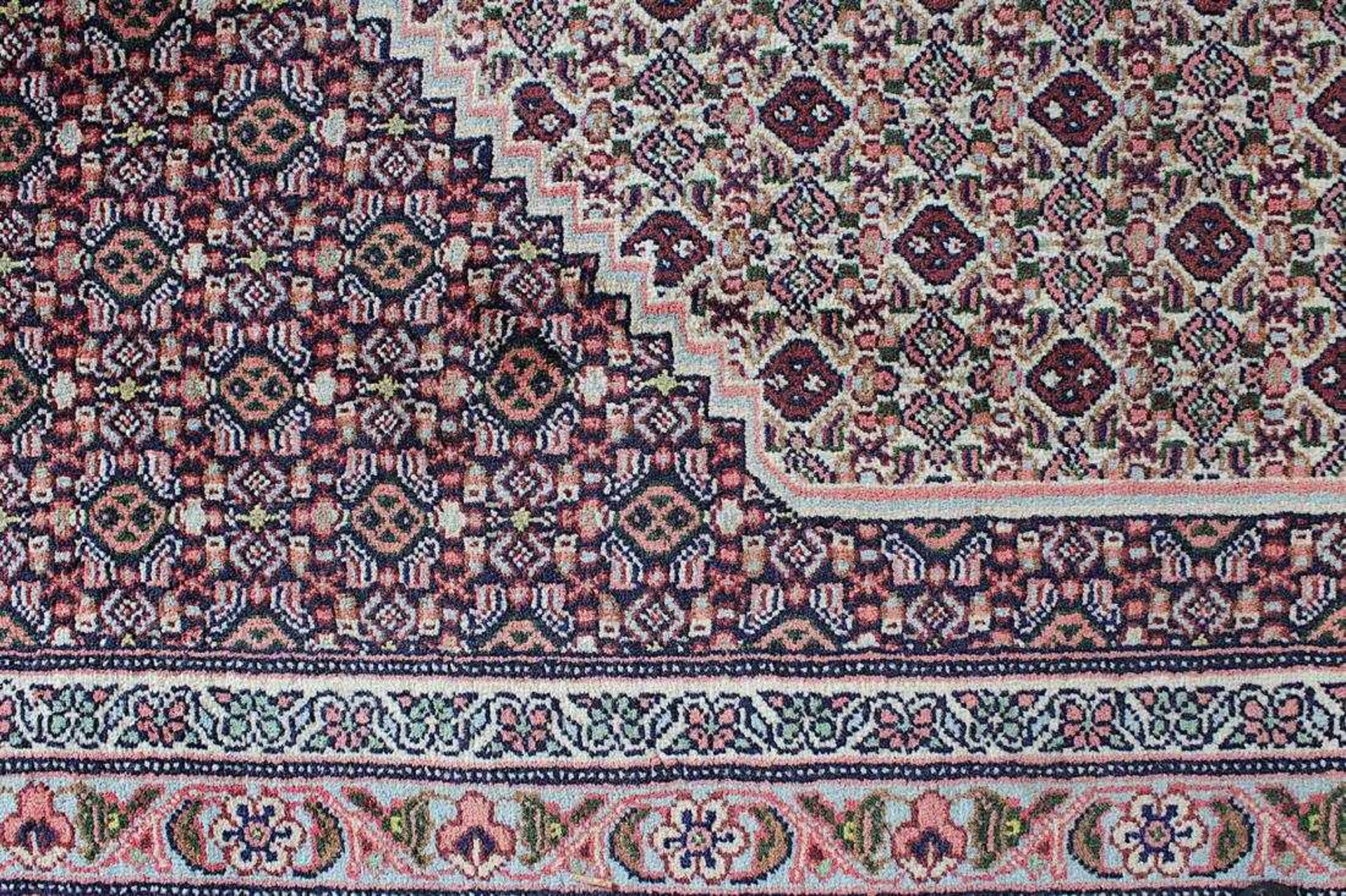 Großer Täbris, Persien, 2.H.20.Jh., Mittelfeld mit großem gestuftem Medaillon, insgesamt - Bild 3 aus 10