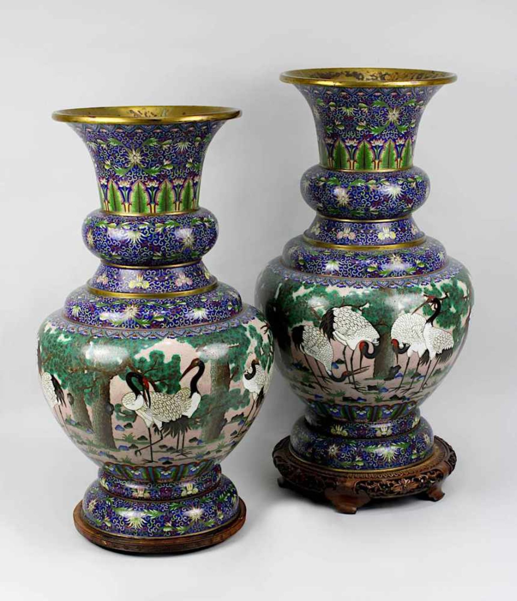 Paar große Cloisonnévasen, China um 1900, balusterförmiger Kupferkorpus mit verdicktem Hals, Wandung