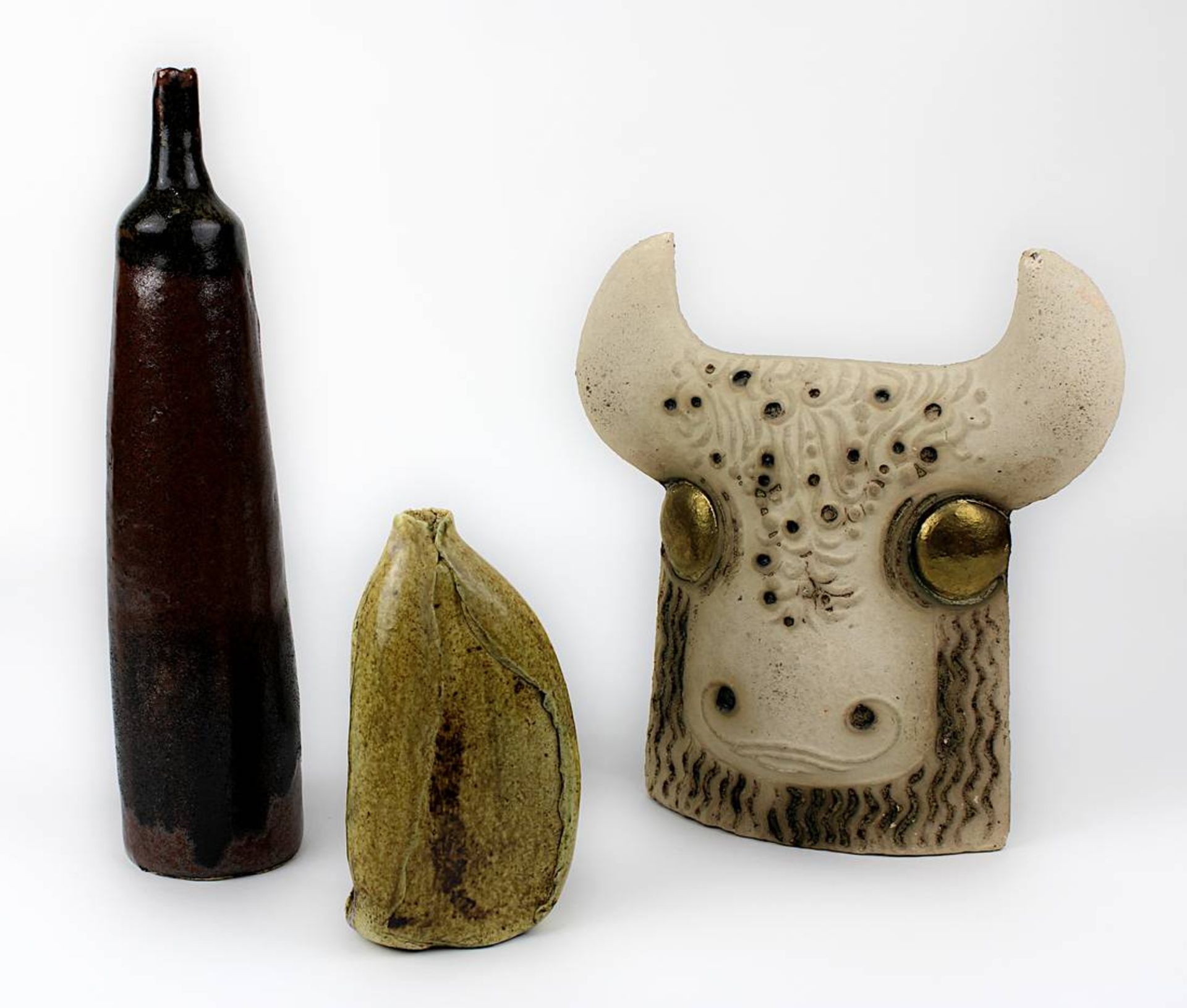 Keramik-Stierkopfskulptur und zwei Künstlervasen, um 1960: Skulptur in Form eines minoischen
