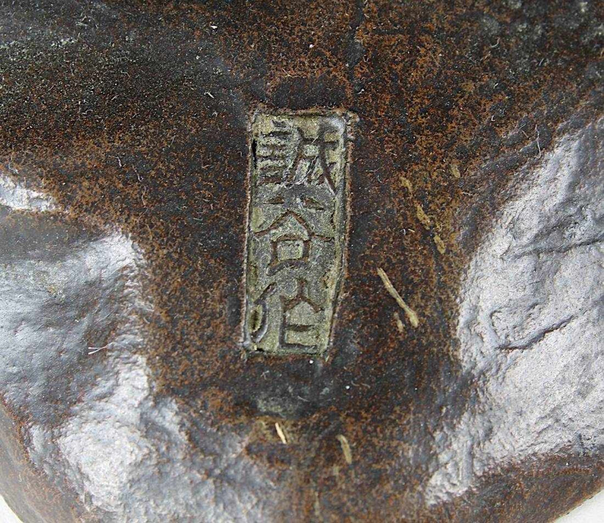 Bronzekünstler, Japan, Meiji-Zeit, Ende 19.Jh., Japanerin mit Saiteninstrument, Bronzefigur mit - Bild 5 aus 5