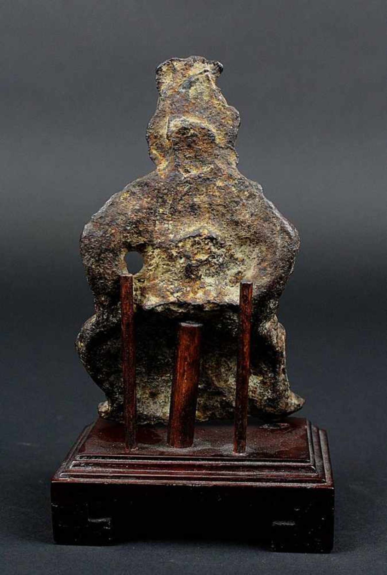 Kleine Ming-Wächterfigur, Eisen, plastische Figur eines sitzenden Wächters, mit oxidierter - Bild 3 aus 4
