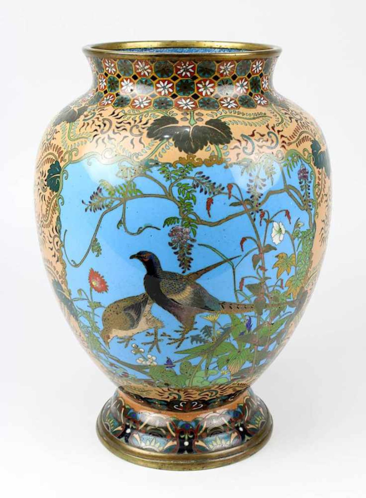 Cloisonné-Vase mit der Darstellung des Fuji, Japan um 1880, Kupferkorpus, Fuß und Mündung mit Resten - Bild 2 aus 2