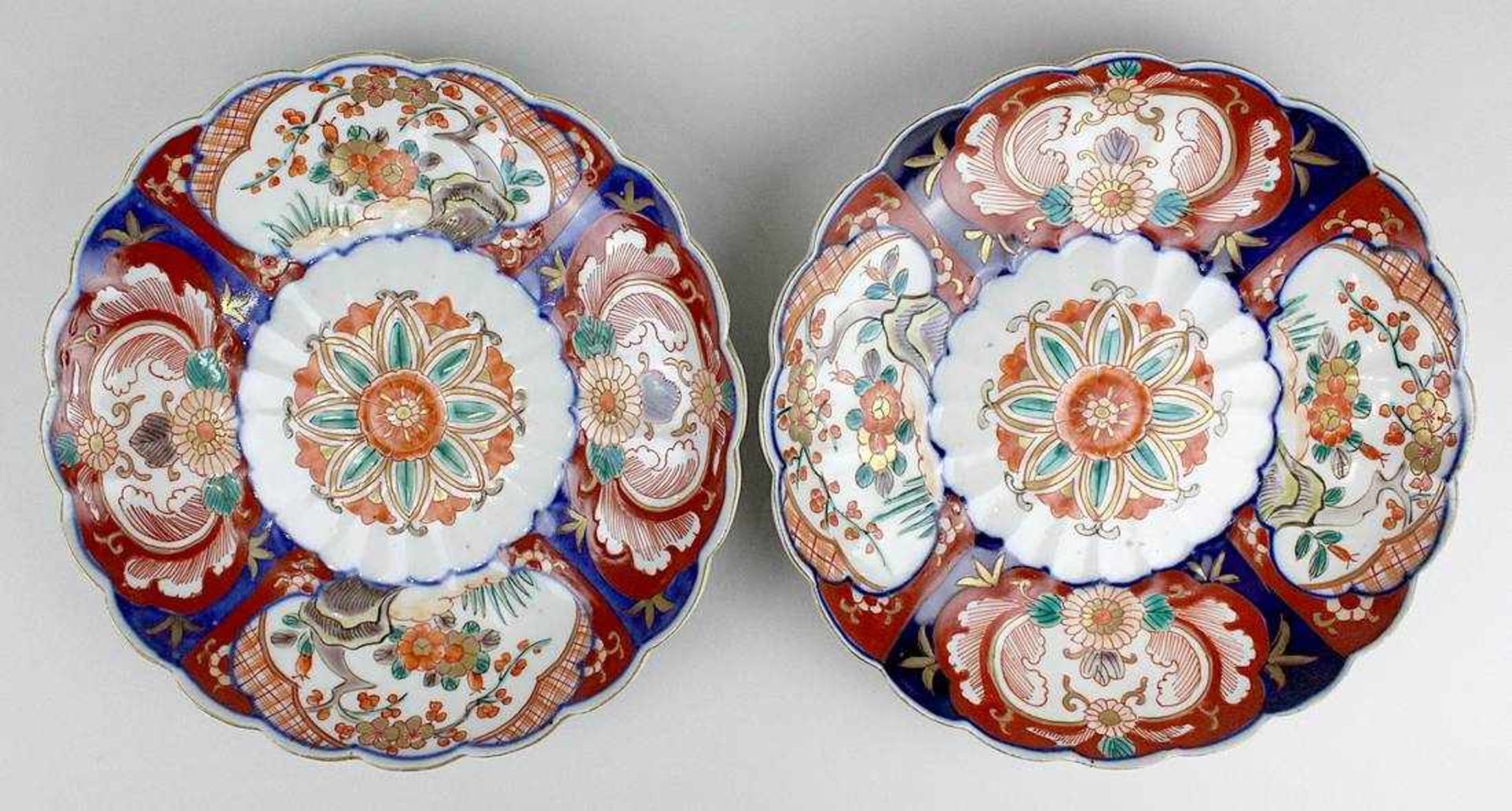 Paar Porzellan-Imari-Teller, Japan um 1880, weißer Scherben, jeweils bemalt in polychromer Auf-