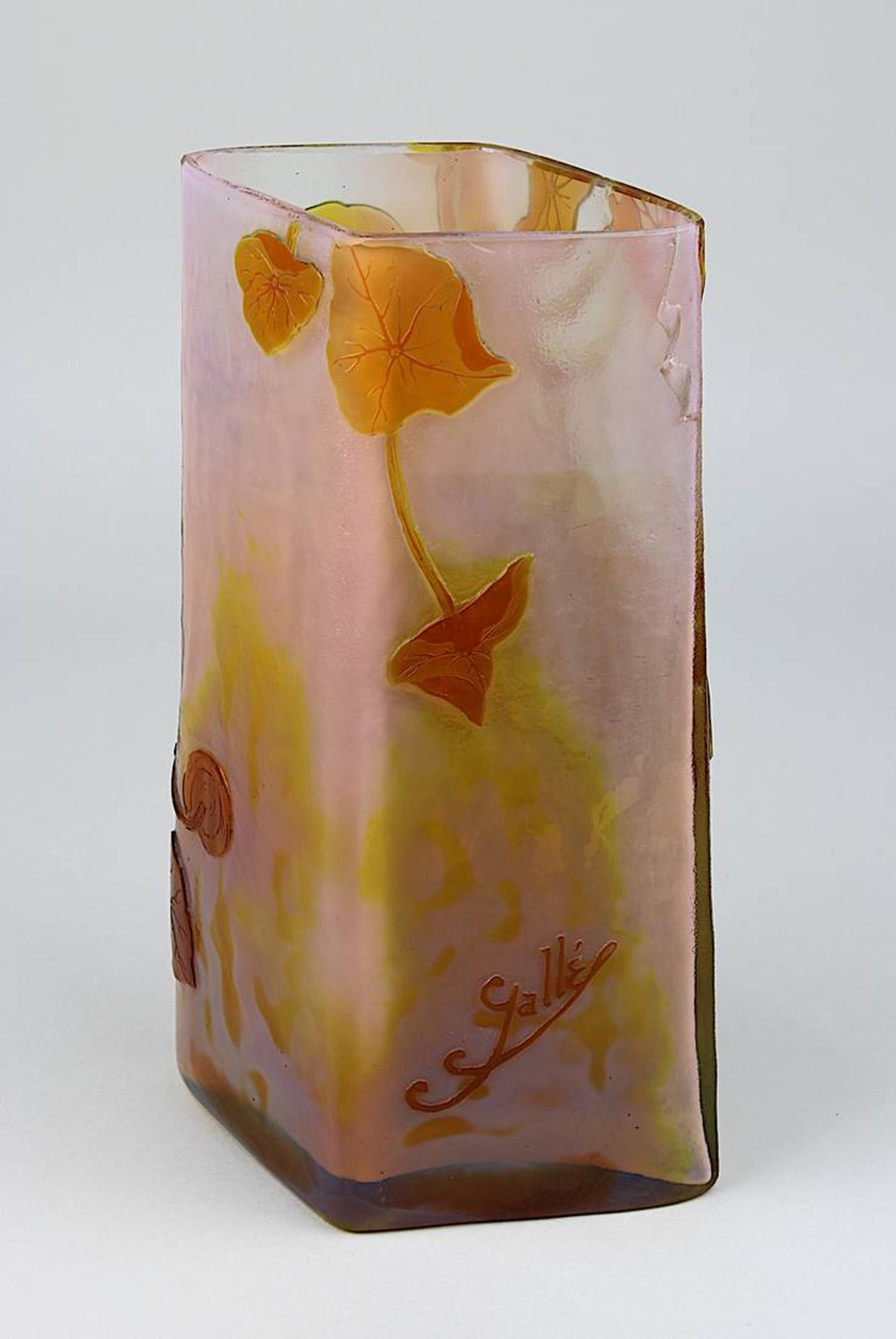 Gallé - Vase Jugendstil, Nancy 1906-1914, flacher vierseitiger Klarglaskörper, hellroséfarbener - Image 2 of 2