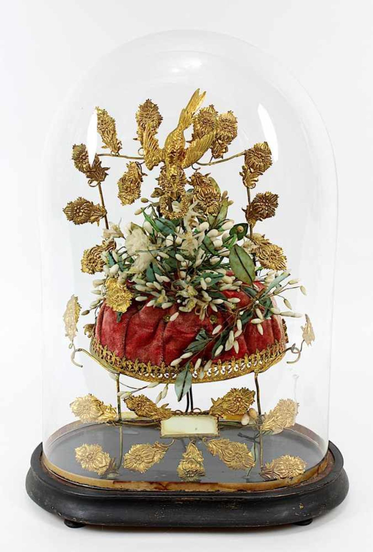 Globe couronne de mariée, Frankreich 2. H. 19. Jh., mit geprägten Messingblüten u. Vogel mit