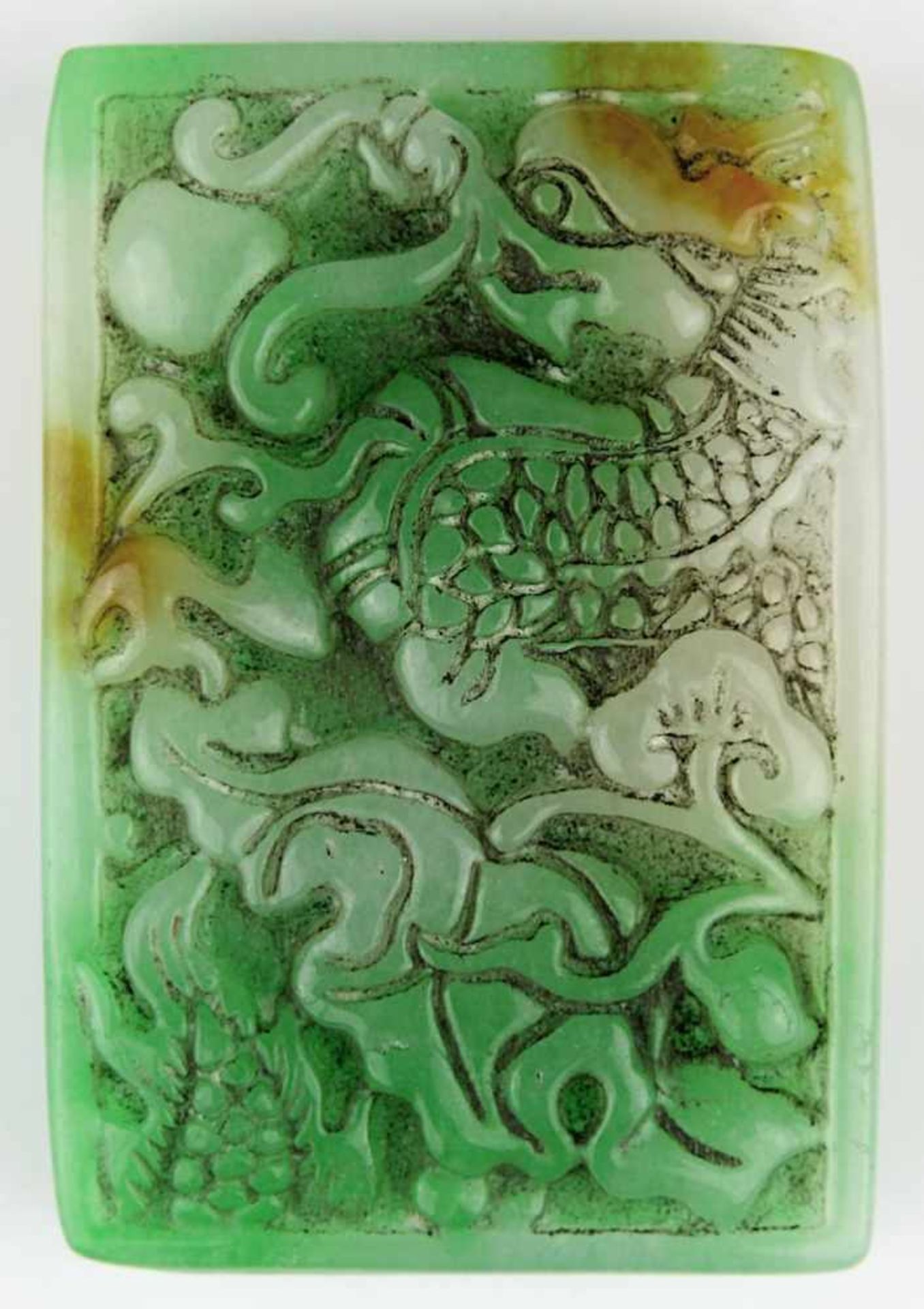 Jadeanhänger mit Drachenmotiv, China um 1950, rechteckiger grünbrauner Jadestein, mit im Relief - Bild 2 aus 2