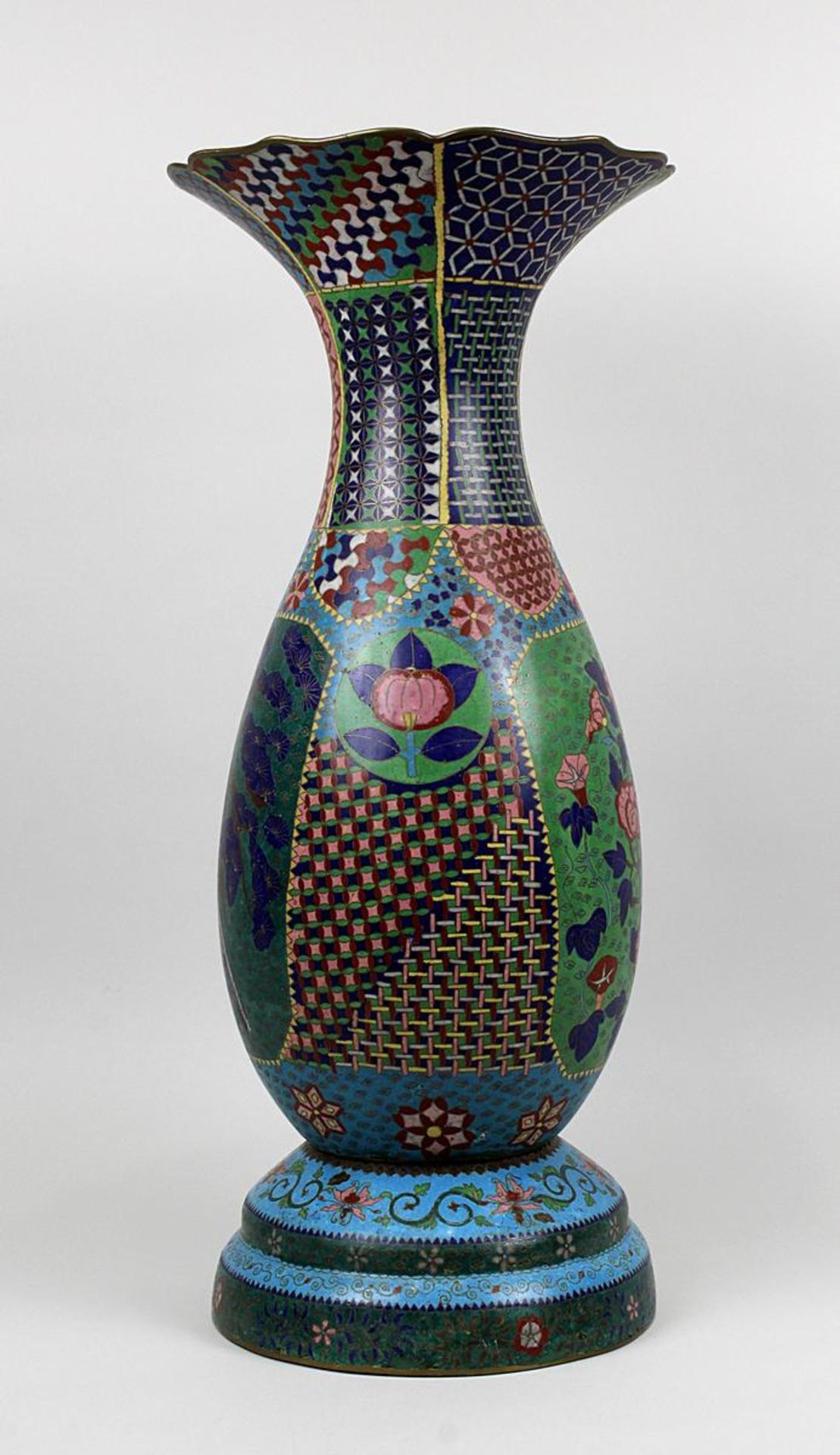 Große Cloisonné-Vase, China 19.Jh. Kupferkorpus mit angesetztem Fuß, Wandung mit polychromem - Bild 2 aus 4