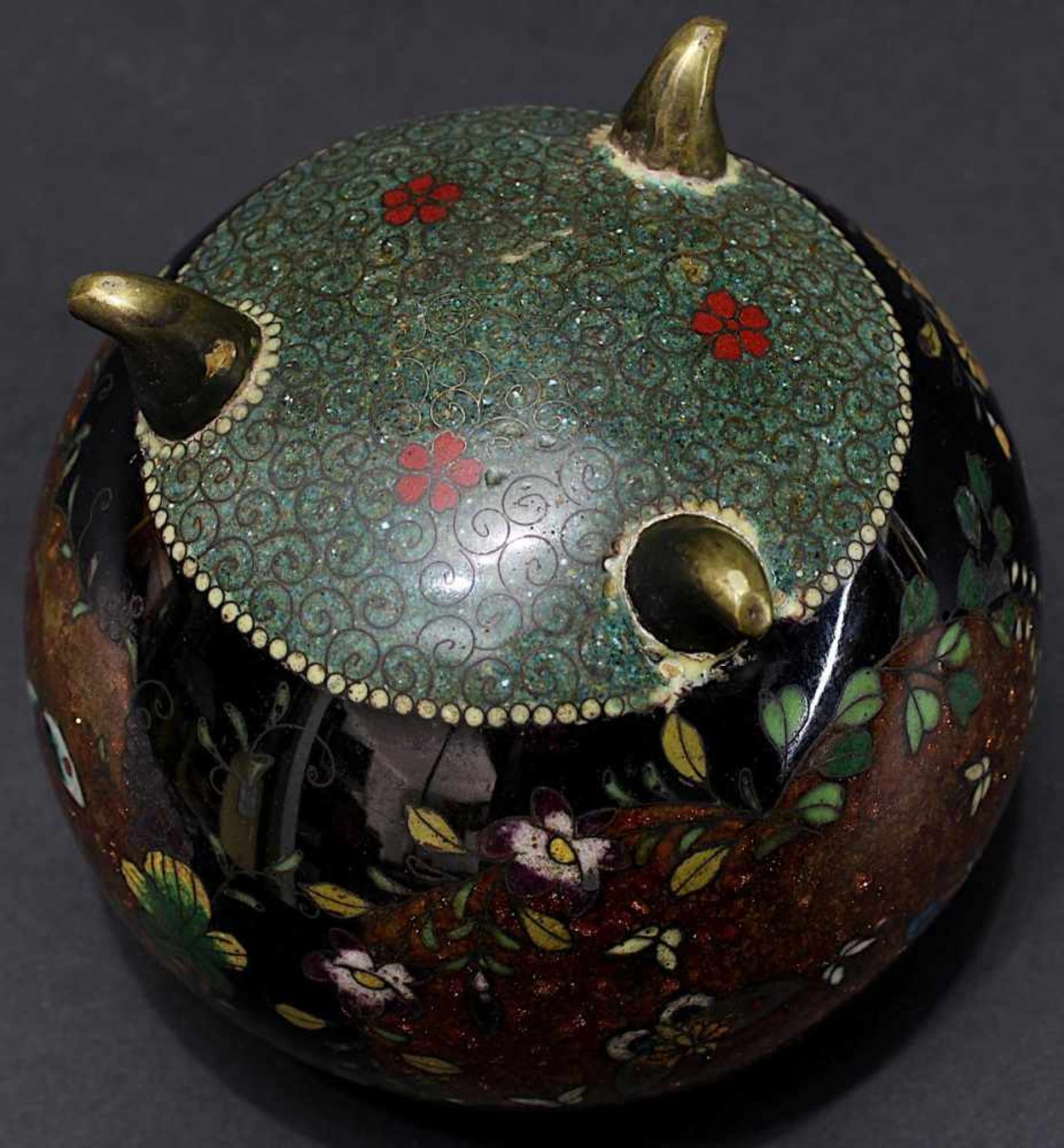 Japanische Cloisonné-Dose, um 1890, Kupferkorpus, Wandung mit aufwändigem, polychromem - Bild 3 aus 4