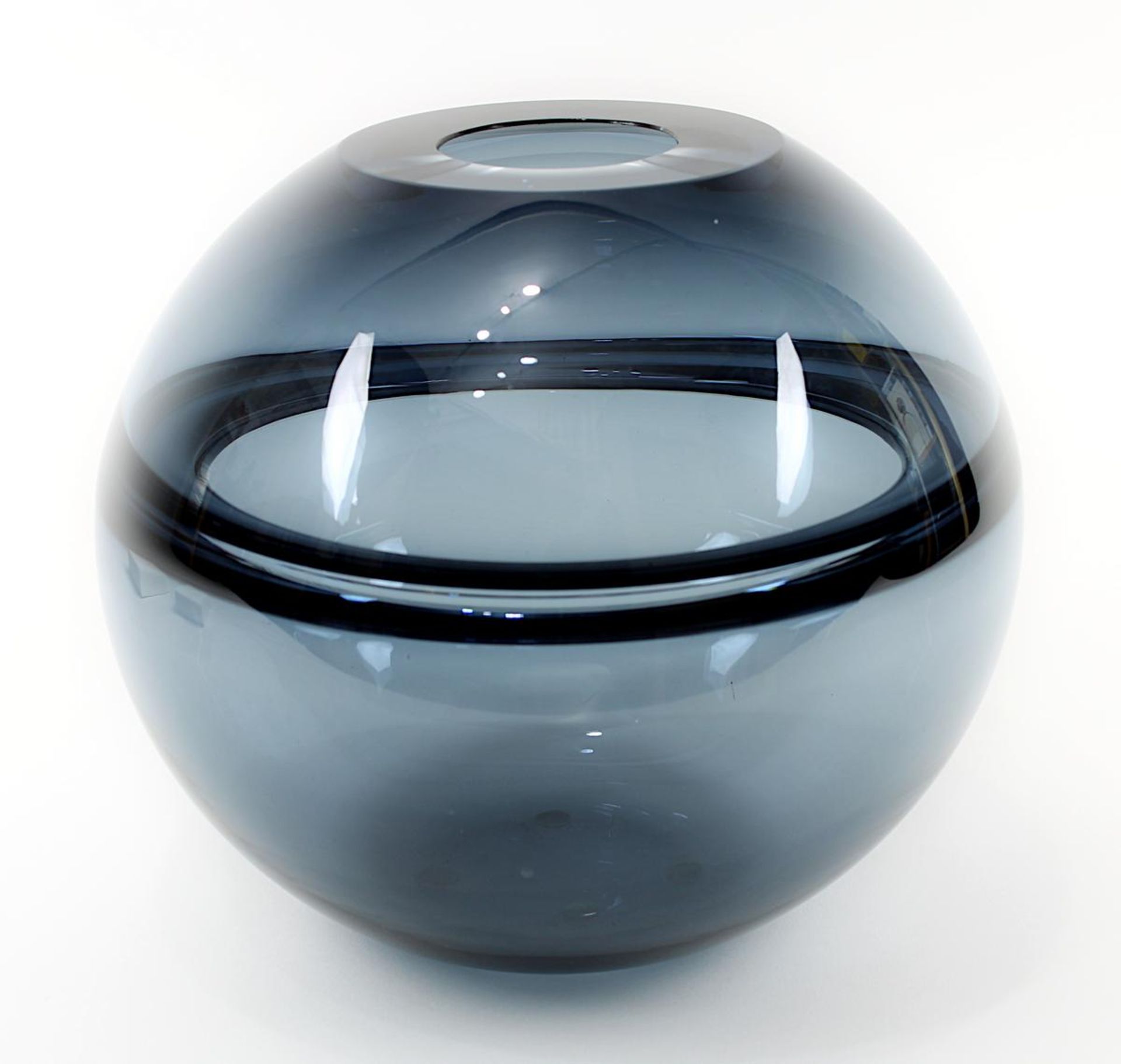 Paolo Crepax - Kugelvase, Murano 2015, kugelförmige Vase aus dunkelgrauem Rauchkristallglas,