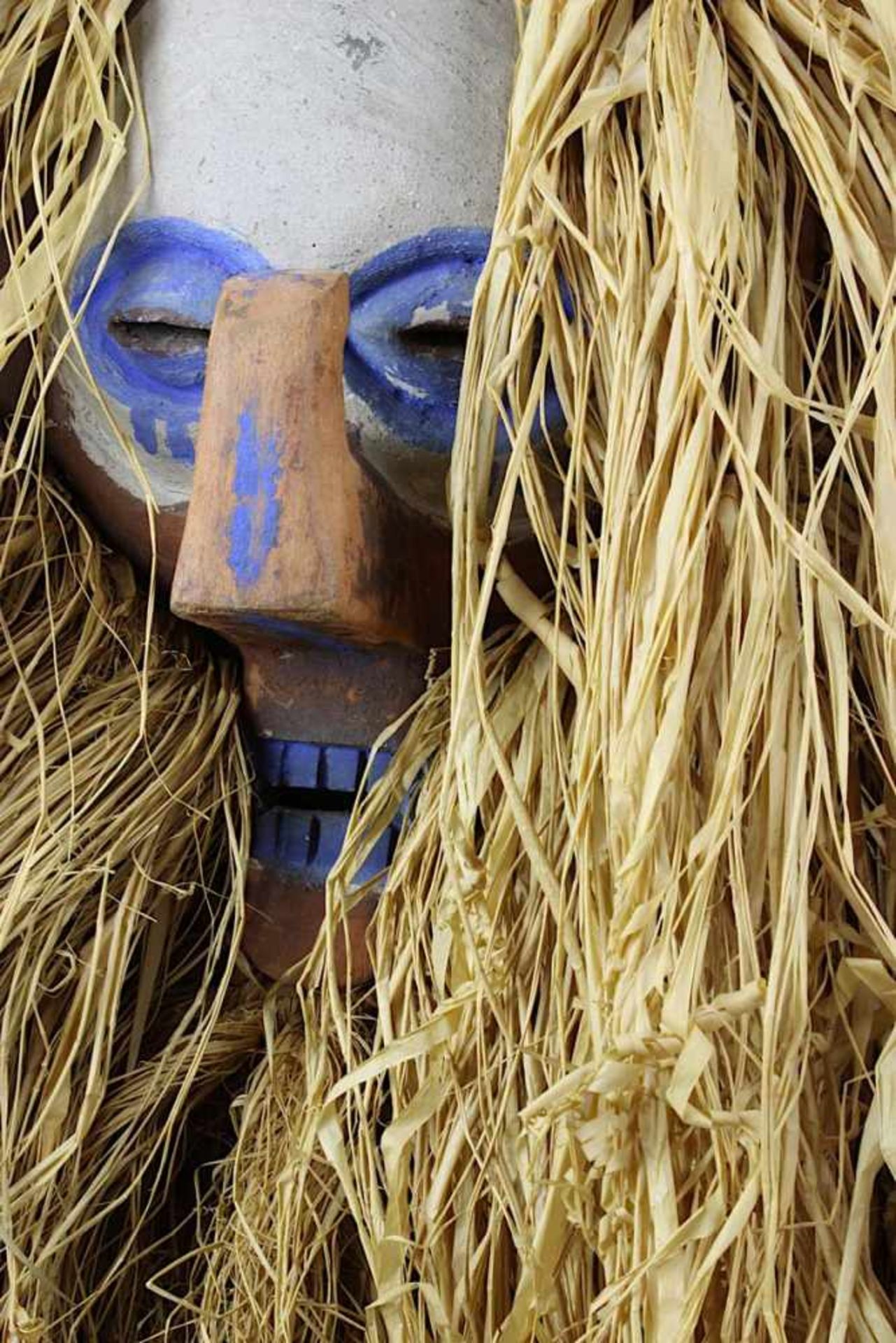 Initiations-Maske kholuka der Yaka, D. R. Kongo, Gesicht aus leichtem Holz geschnitzt und mit - Bild 2 aus 3
