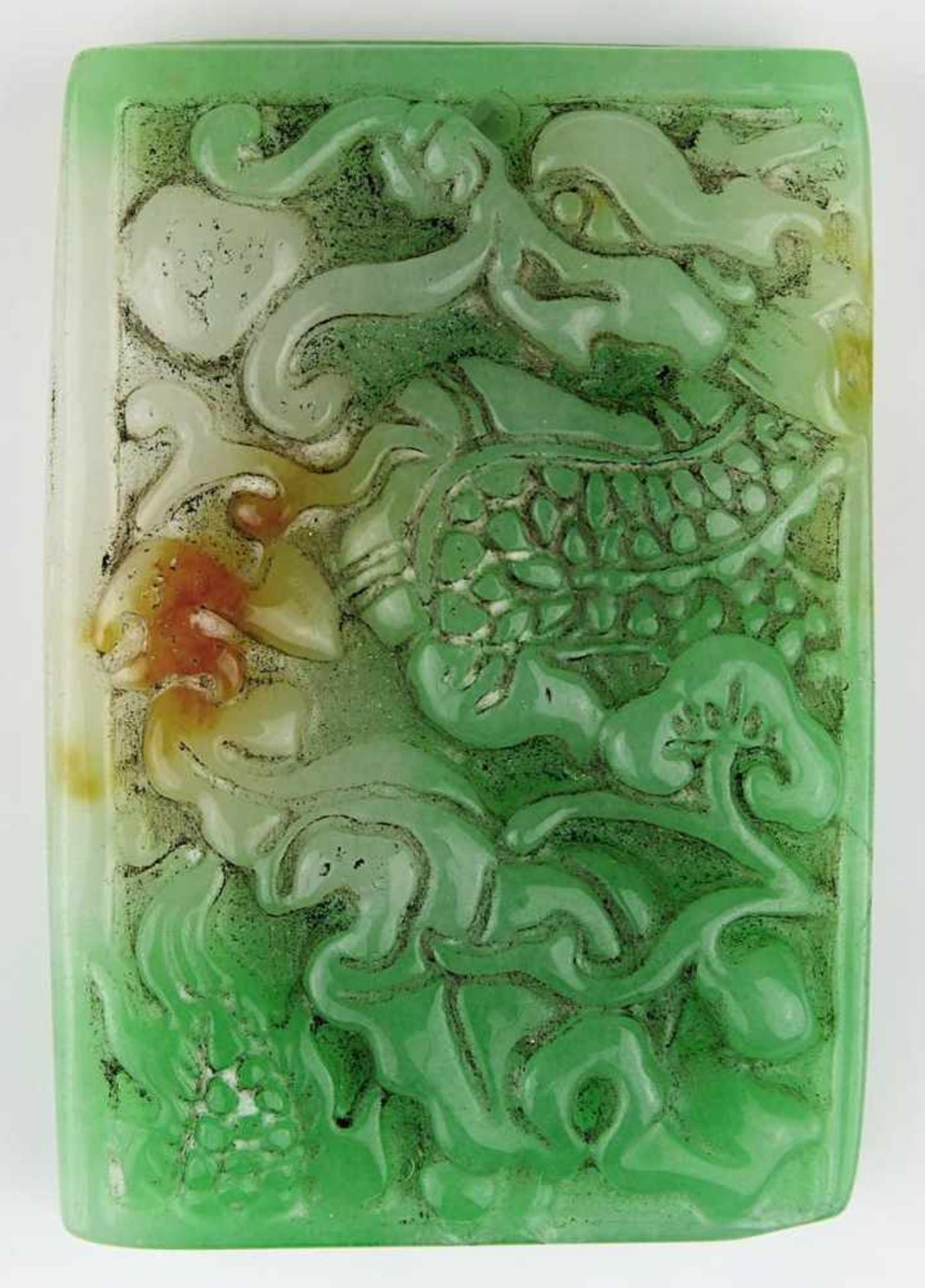 Jadeanhänger mit Drachenmotiv, China um 1950, rechteckiger grünbrauner Jadestein, mit im Relief