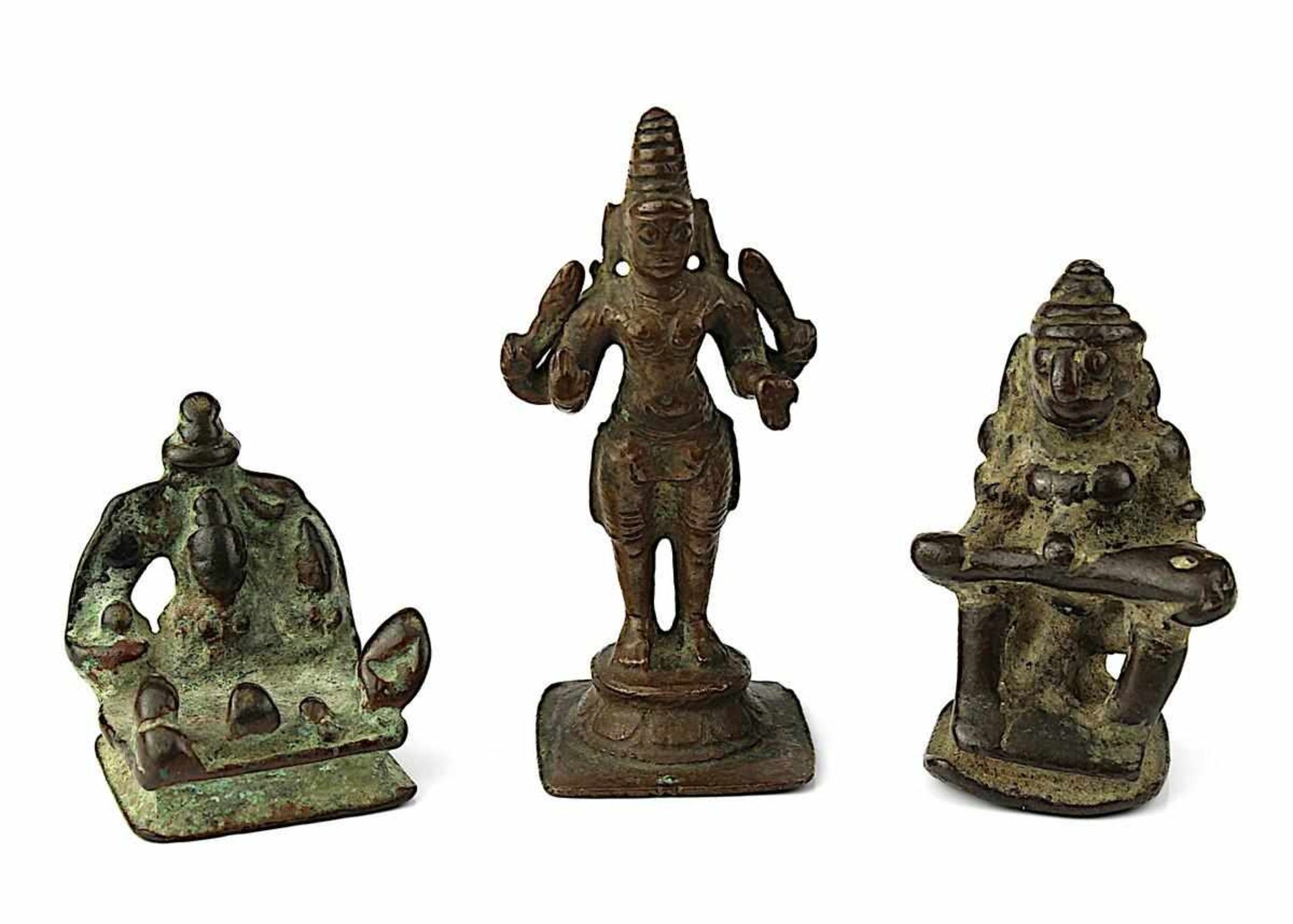 3 Miniatur-Bronzefiguren, Südindien 17.-19. Jh., bestehend aus: Vishnu, stehend auf rundem