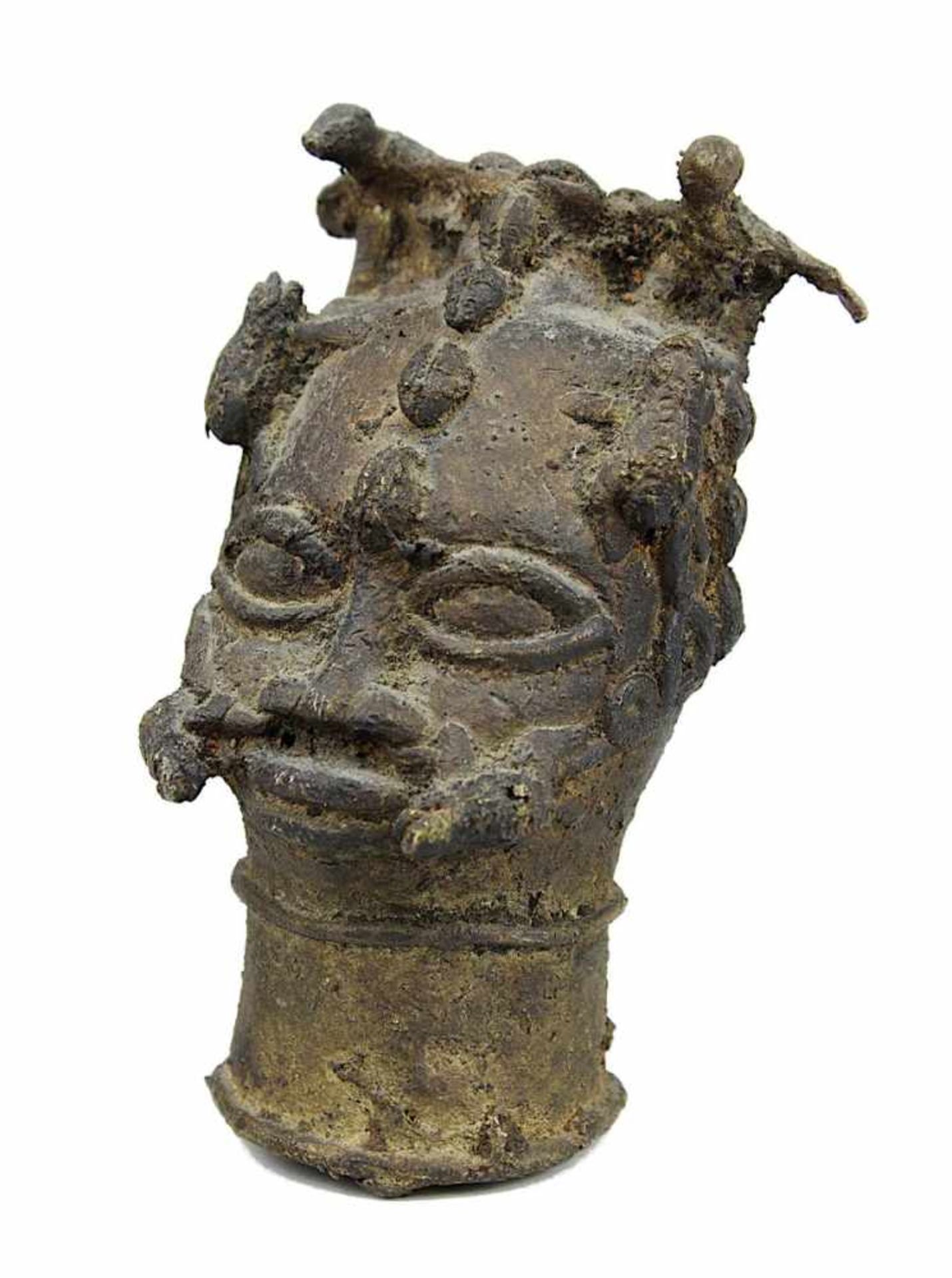 Kleiner Ritualkopf aus Bronze, Benin, Nigeria, mit 2 Vögeln über der Stirn, Kröten an den Schläfen
