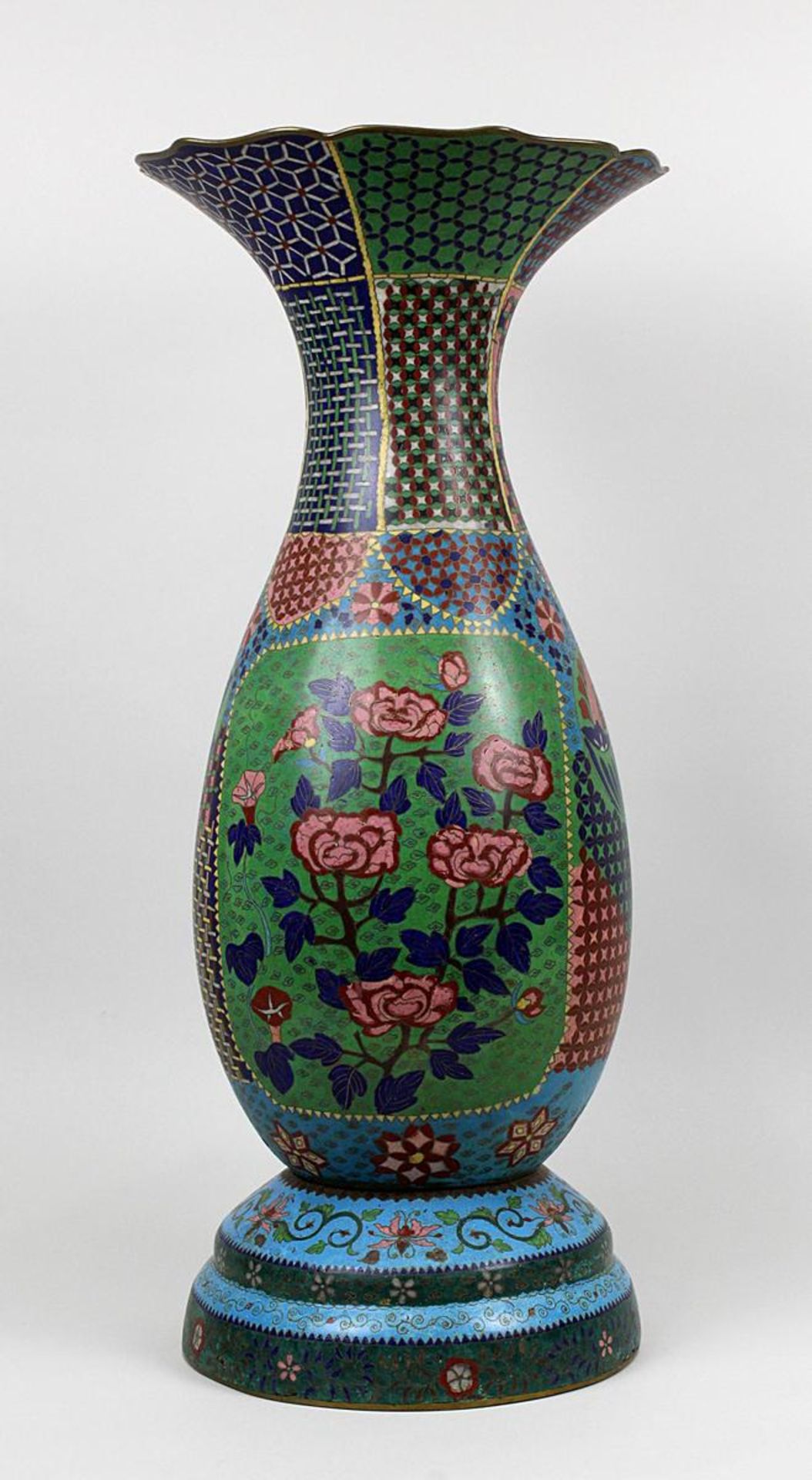 Große Cloisonné-Vase, China 19.Jh. Kupferkorpus mit angesetztem Fuß, Wandung mit polychromem - Bild 3 aus 4