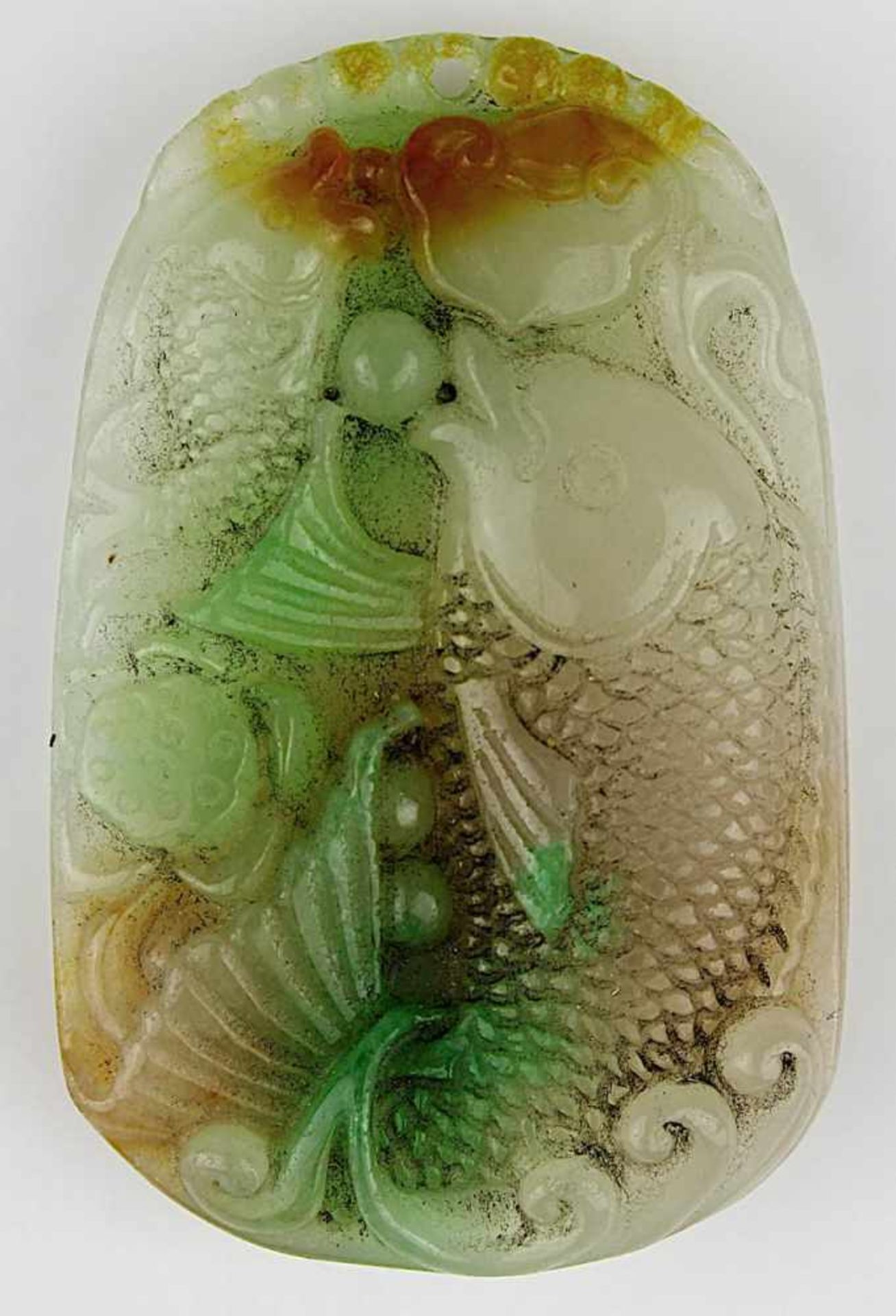 Jadeanhänger mit Fischmotiven, China um 1950, grünbrauner im Relief gearbeitem Jadestein mit