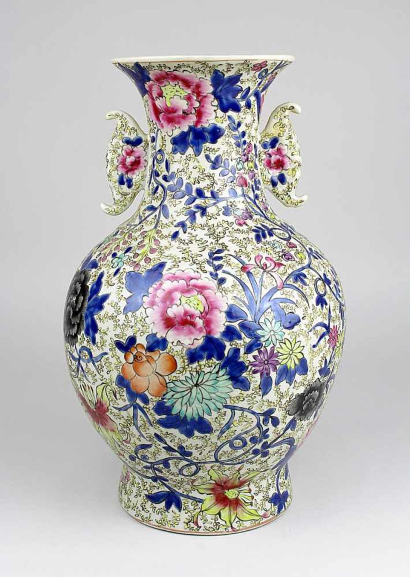 Porzellanvase, China, 50er Jahre, Porzellan, weißer Scherben, mit 2 Handhaben am Hals, Wandung mit