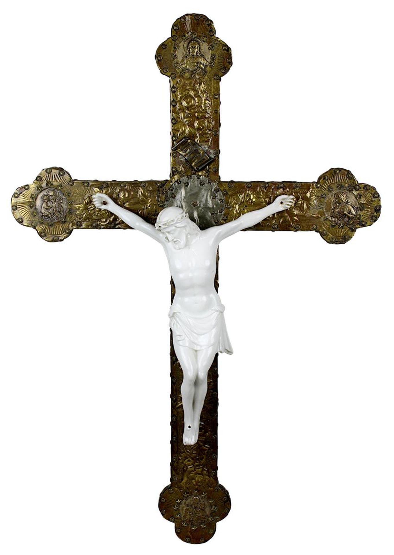 Kreuz mit Christuscorpus aus Weißporzellan, 19. Jh., Lateinisches Kreuz aus Holz, mit Dreipassenden,