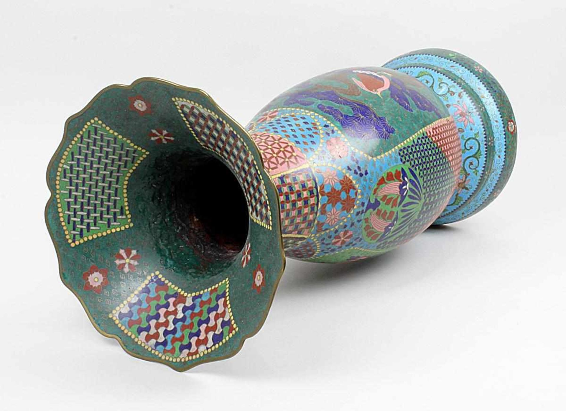 Große Cloisonné-Vase, China 19.Jh. Kupferkorpus mit angesetztem Fuß, Wandung mit polychromem - Bild 4 aus 4