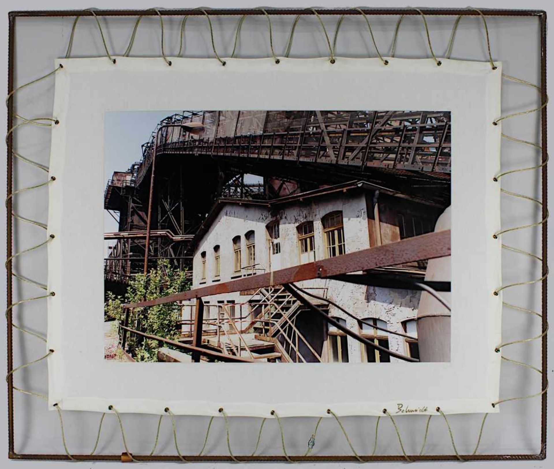 Schmidt, Doris (geb. Güdingen 1957, Industriefotografin), Zwei Fotos von Details auf dem Gelände der - Bild 2 aus 5