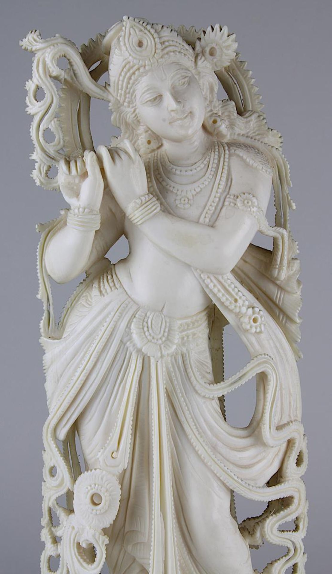 Elfenbeinfigur der indischen Gottheit Krishna, Indien 1. H. 20. Jh., auf Lotusblüte stehend in reich - Bild 2 aus 2