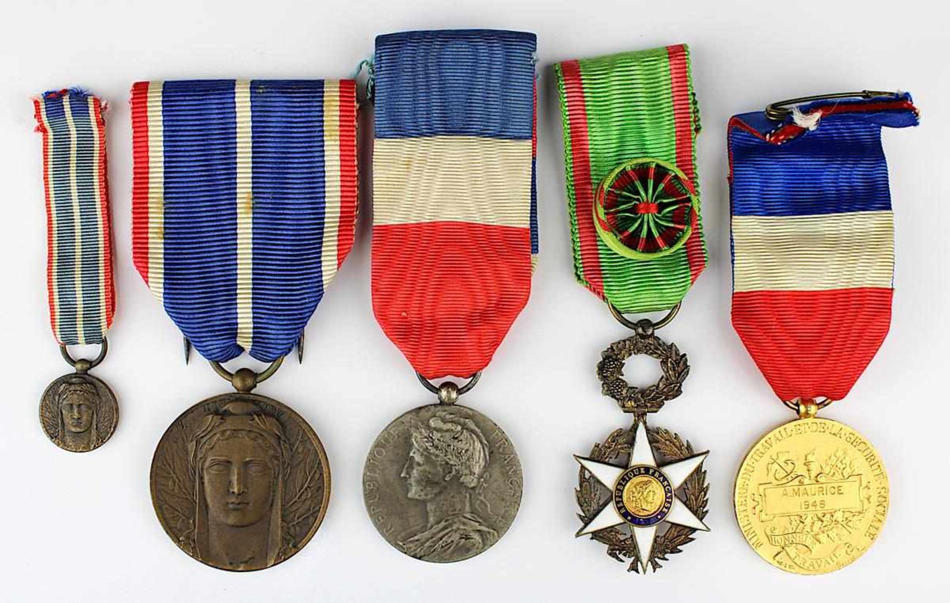 Vier Medaillen, Frankreich 1925 - 1948: Medaille Rhénanie - Ruhr - Tyrol, Bronze an Band, dazu der