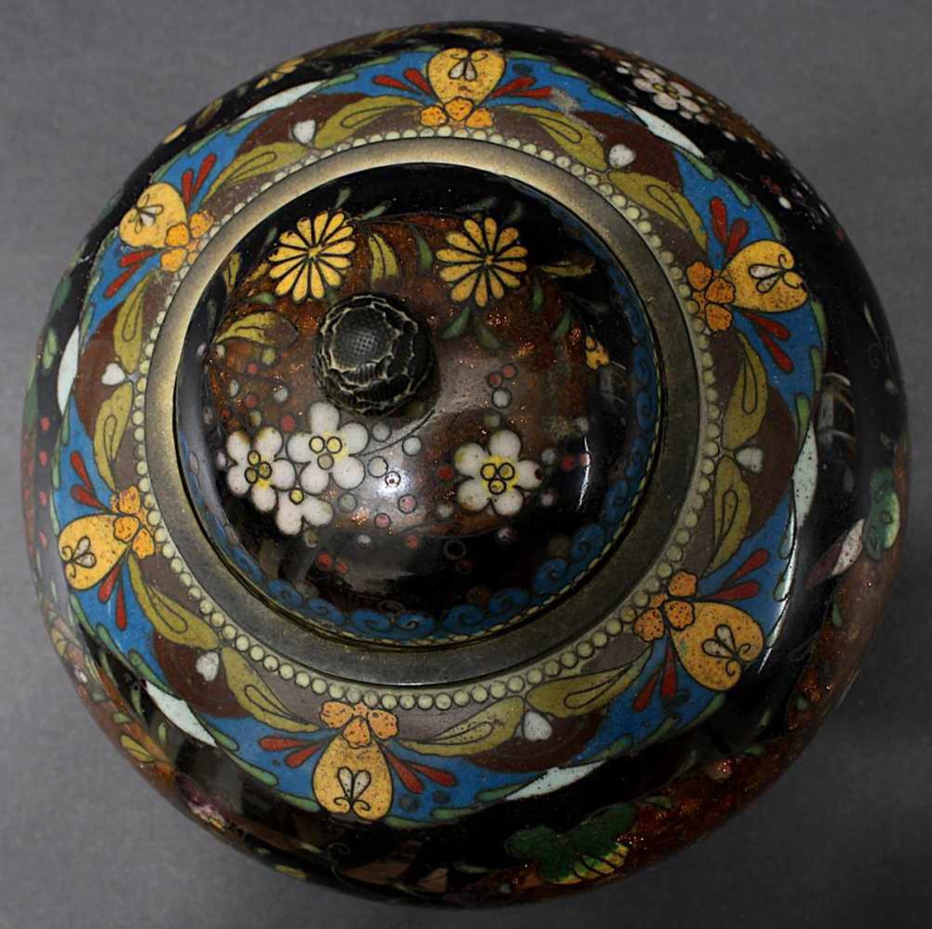 Japanische Cloisonné-Dose, um 1890, Kupferkorpus, Wandung mit aufwändigem, polychromem - Bild 4 aus 4