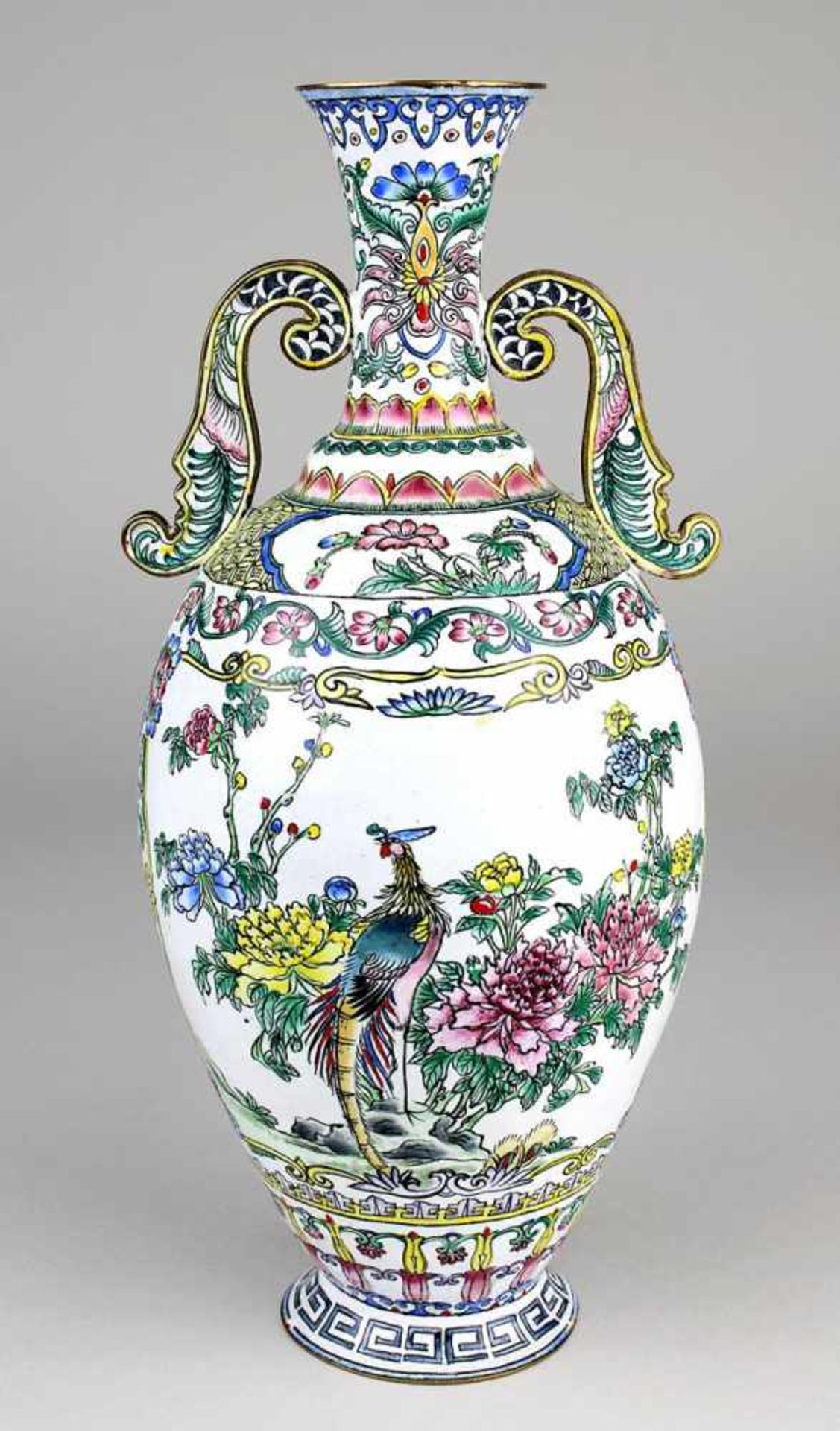 Bemalte Emailvase, China um 1920, amphorenförmiger Kupferkorpus mit zwei angesetzten Henkeln,