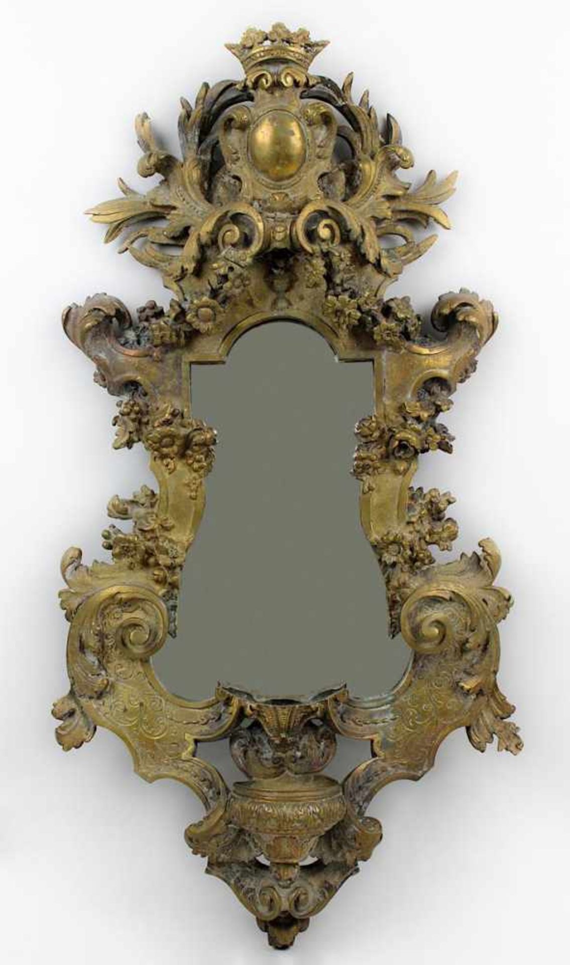 Wandapplike mit Spiegel und Wappenbekrönung, 20. Jh., Gelbguss, im Barockstil, mit Blatt- und