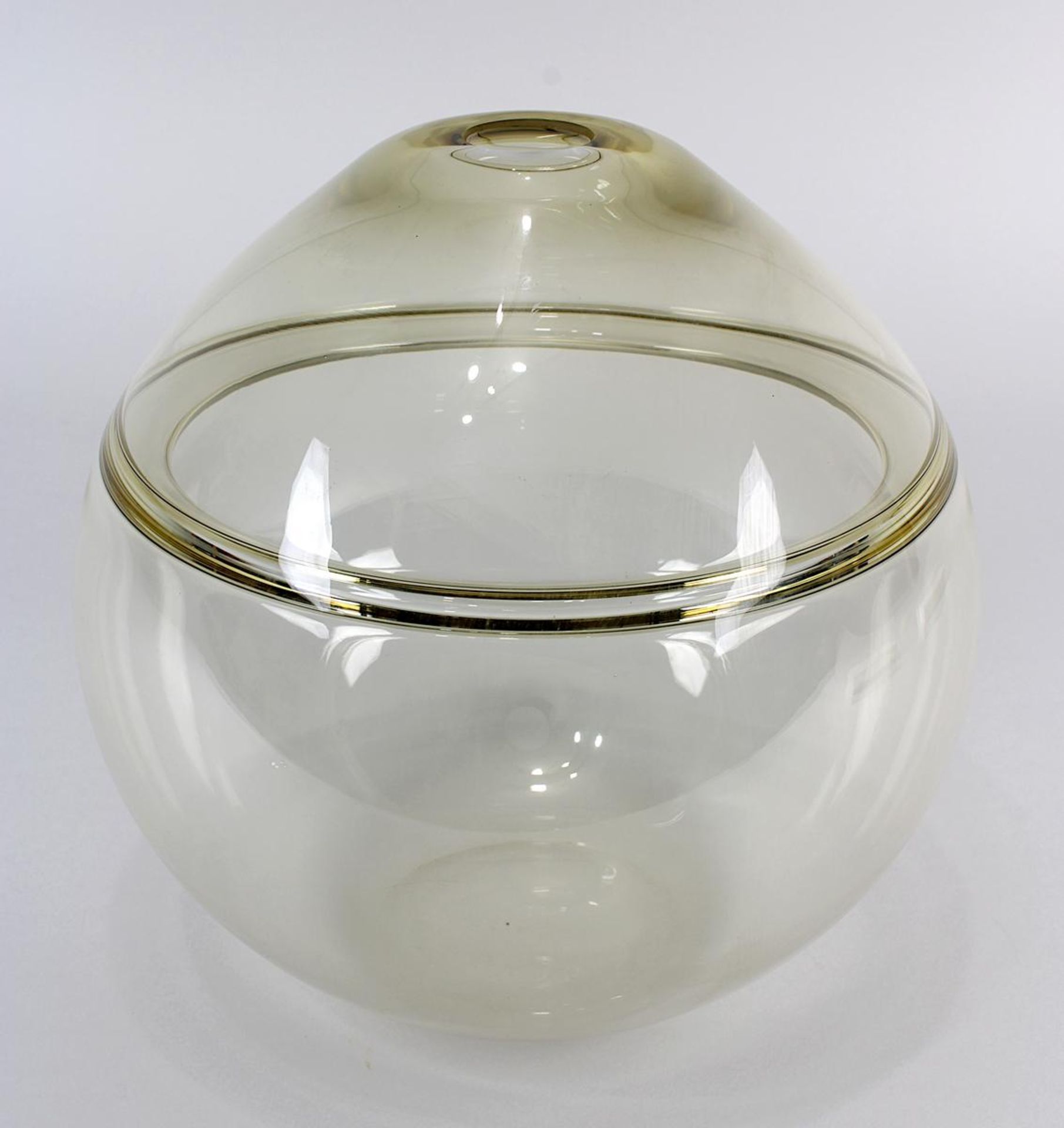 Paolo Crepax Kugelvase, Murano 2015, kugelförmige Vase aus hellgelbem Kristallglas, im oberen