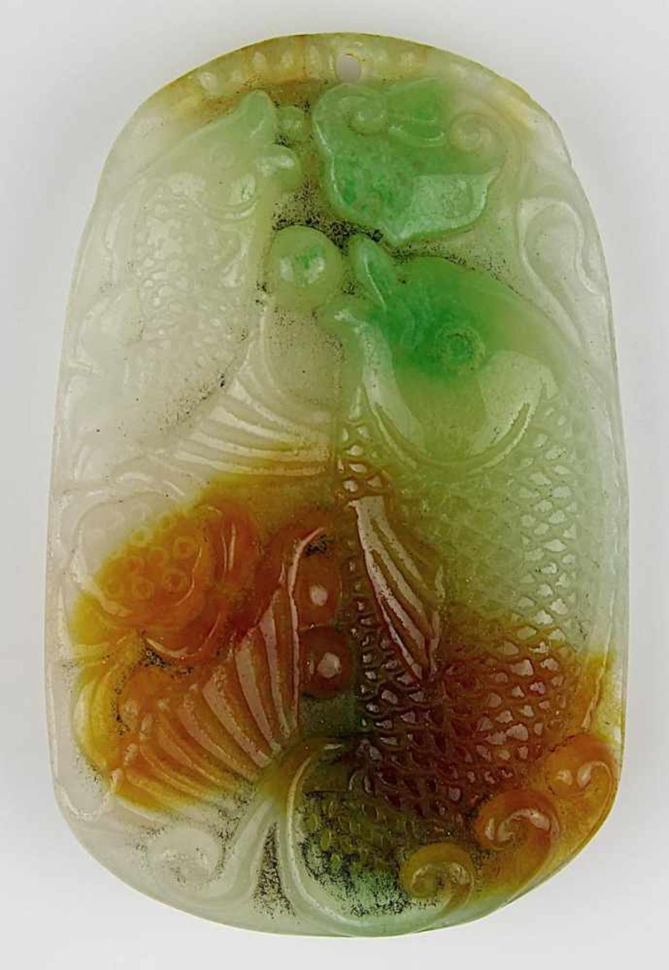 Jadeanhänger mit Fischmotiven, China um 1950, grünbrauner im Relief gearbeitem Jadestein mit - Bild 2 aus 2