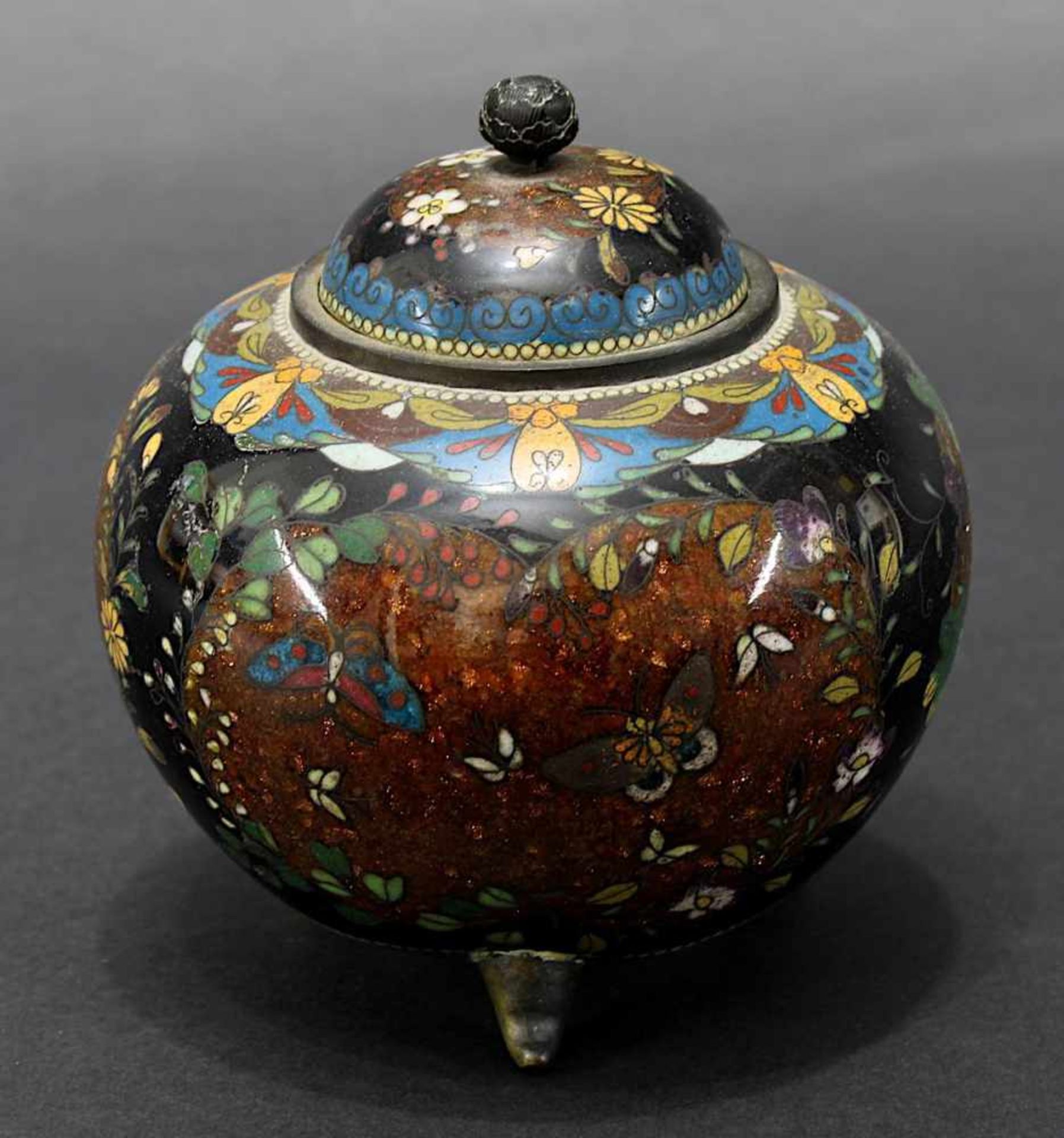 Japanische Cloisonné-Dose, um 1890, Kupferkorpus, Wandung mit aufwändigem, polychromem