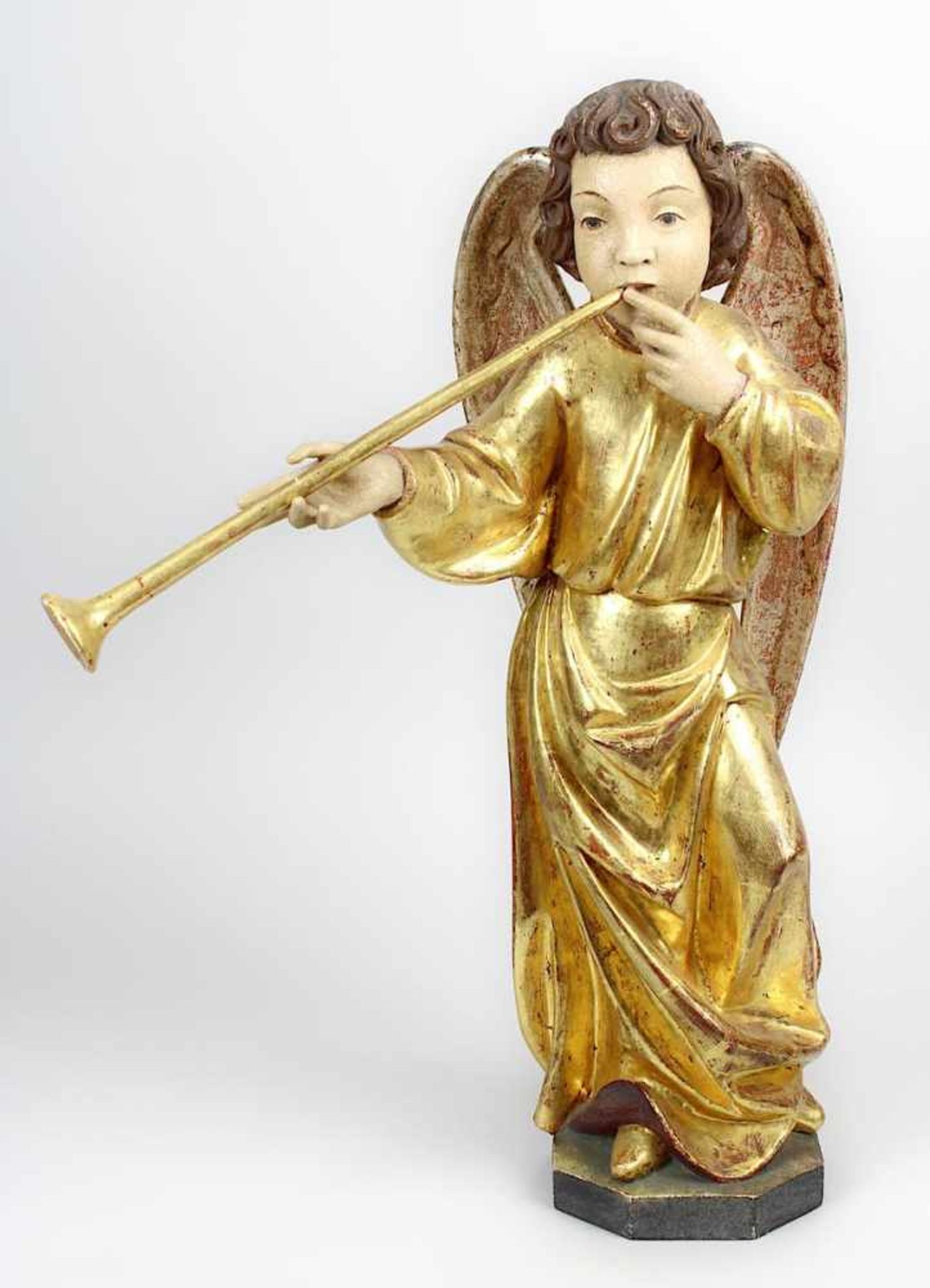 Engel mit Posaune, Skulptur 2. H. 20. Jh., Holz geschnitzt, farbig und gold gefasst, auf oktogonaler