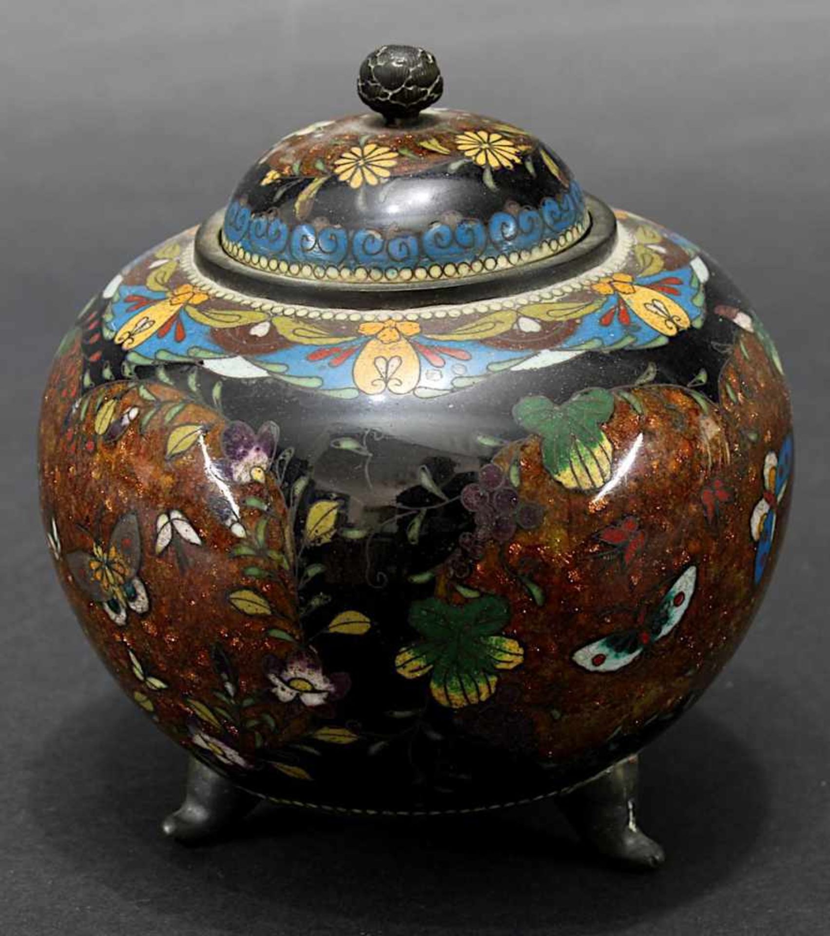 Japanische Cloisonné-Dose, um 1890, Kupferkorpus, Wandung mit aufwändigem, polychromem - Bild 2 aus 4