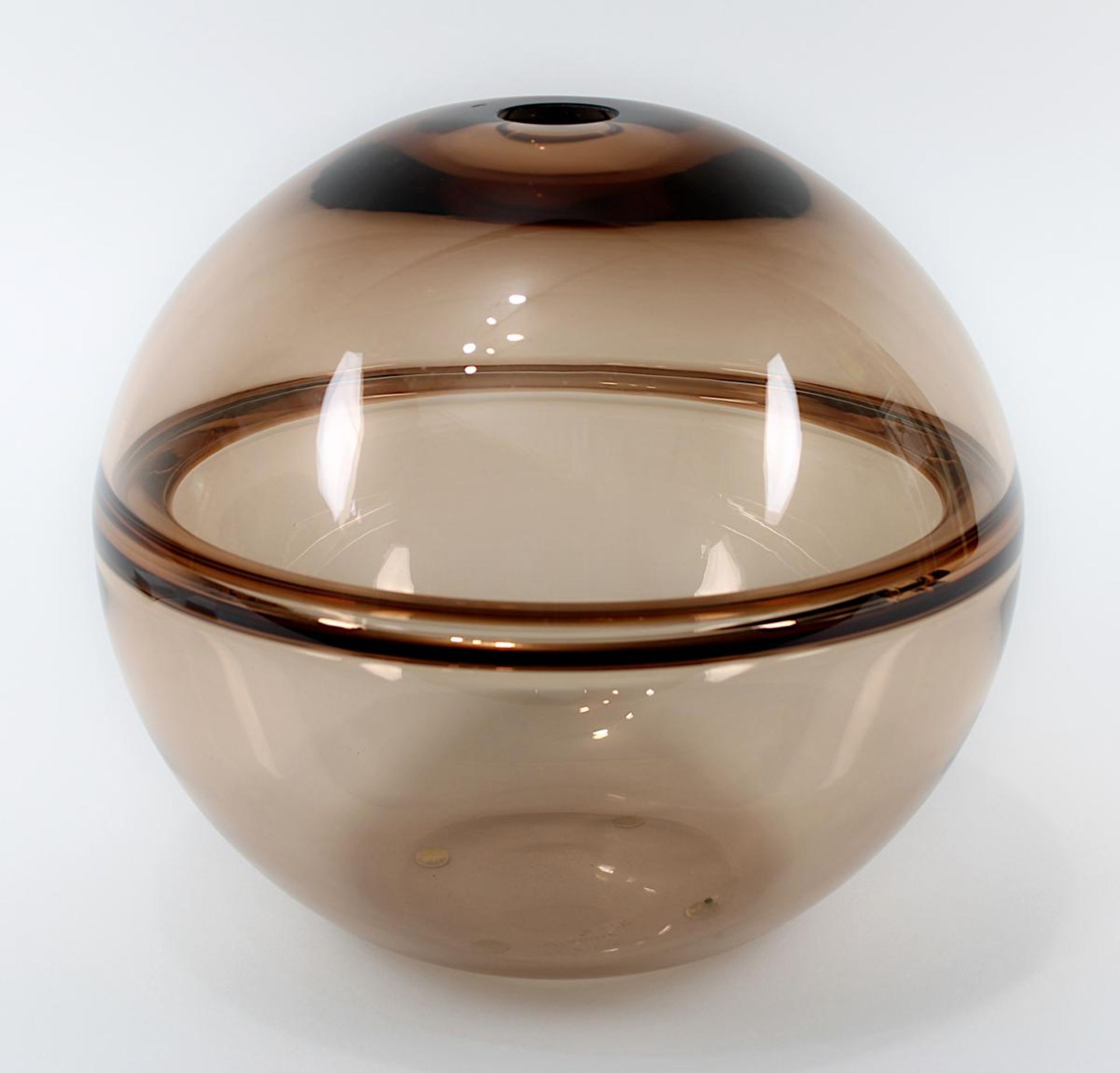 Paolo Crepax - Kugelvase, Murano 2015, kugelförmige Vase aus braunem Rauchkristallglas, mittig