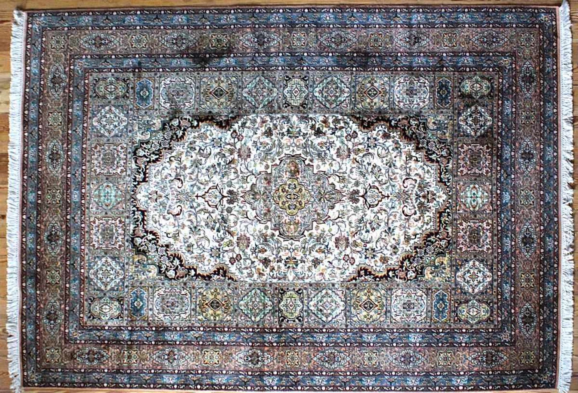 Teppich, Indien, mit Seide, 2. H. 20. Jh., fein geknüpft, in zurückhaltender Farbgebung, mit