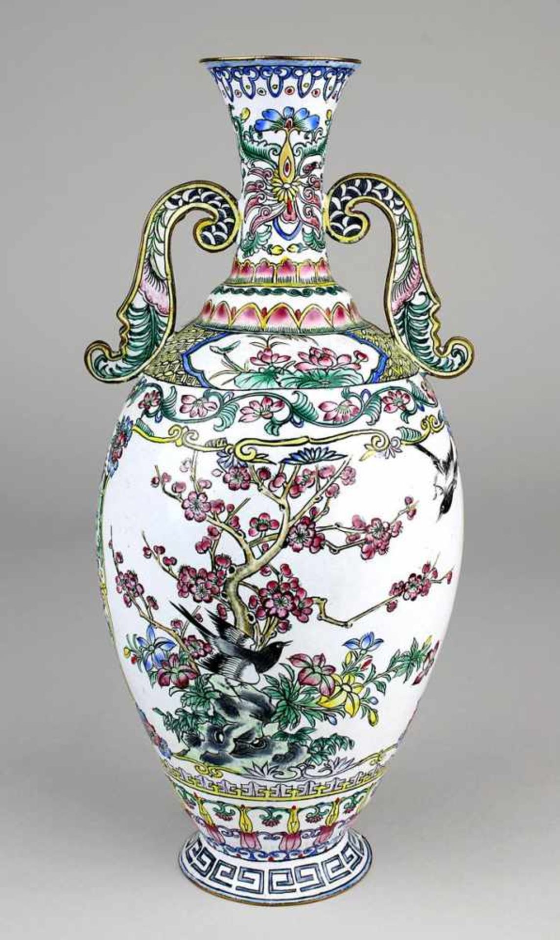 Bemalte Emailvase, China um 1920, amphorenförmiger Kupferkorpus mit zwei angesetzten Henkeln, - Bild 2 aus 2