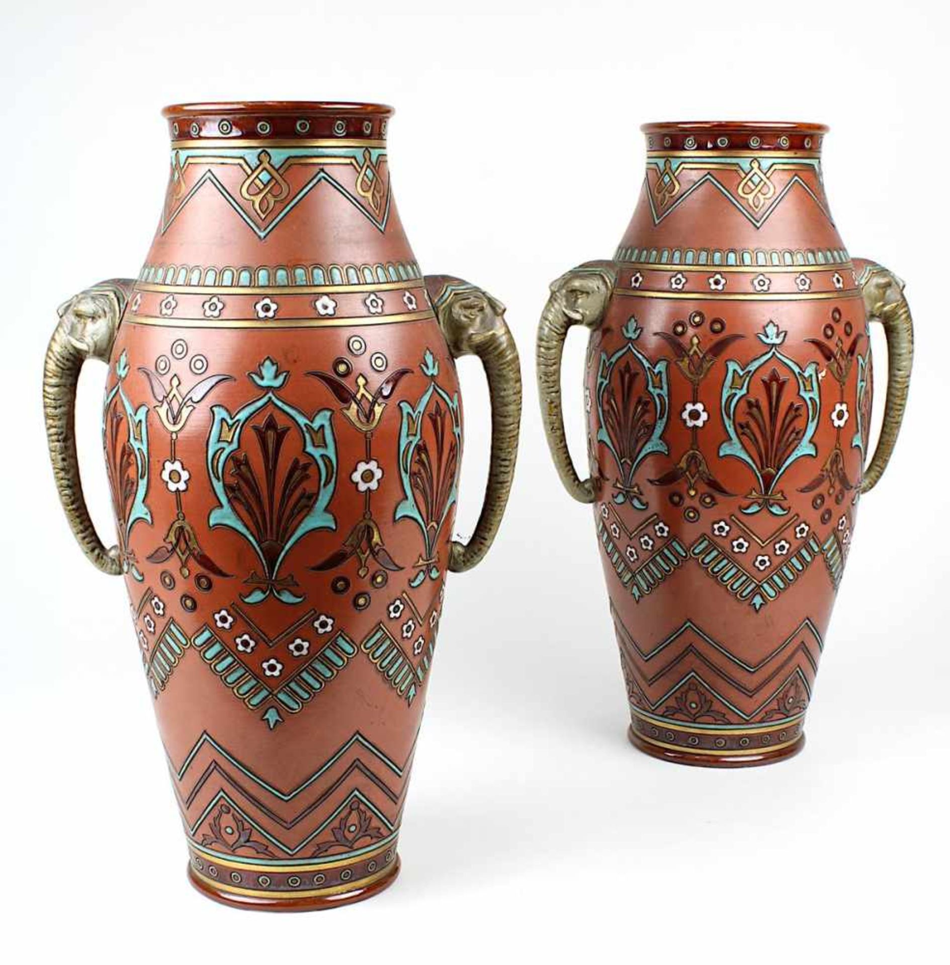 Paar Villeroy & Boch Chromolith-Vasen mit Elefantenhenkeln, Mettlach 1897, längliche Form mit