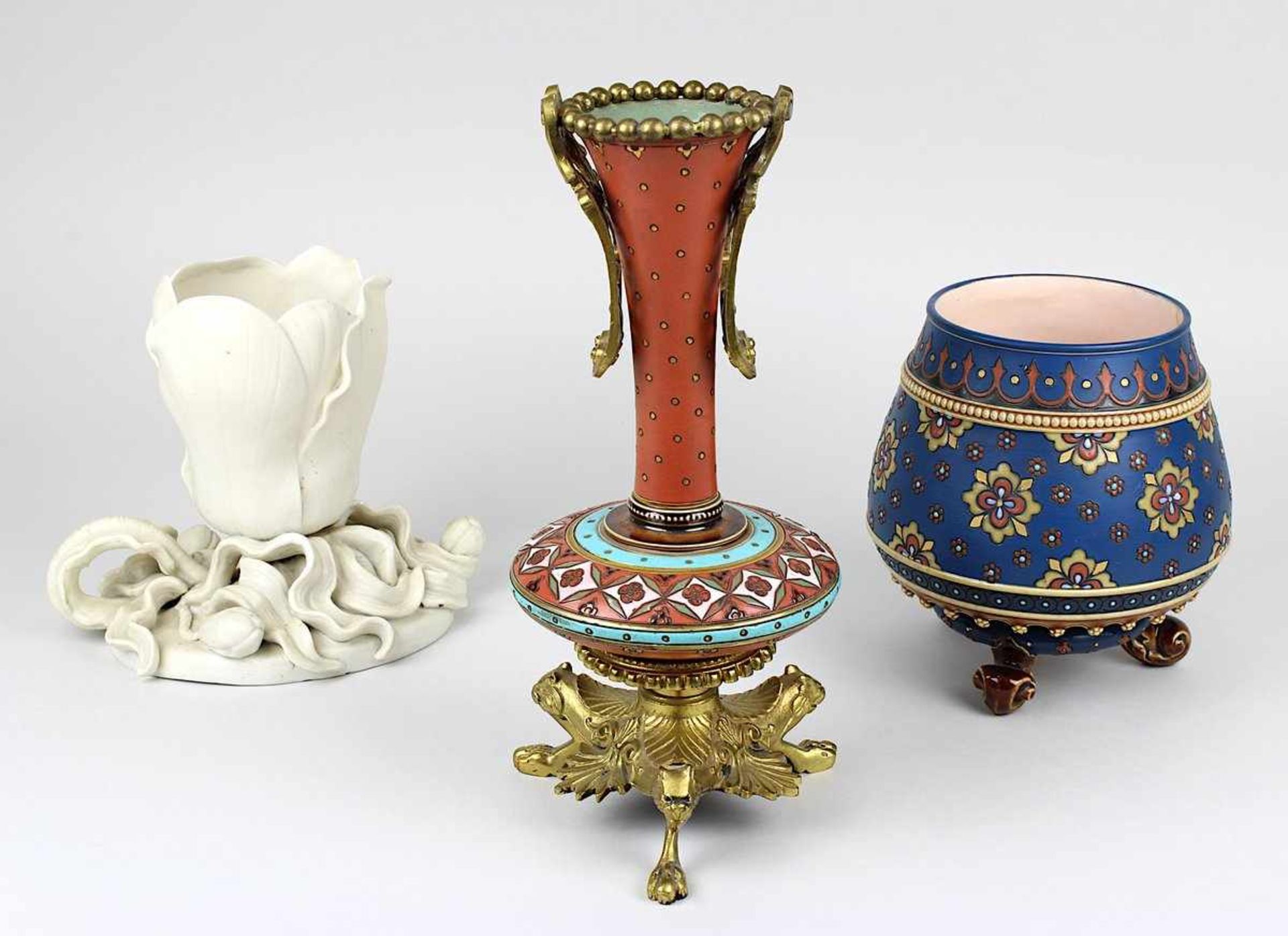 3 Villeroy & Boch Vasen, Mettlach um 1880, bestehend aus: 1 Chromolith-Vase mit vergoldeter