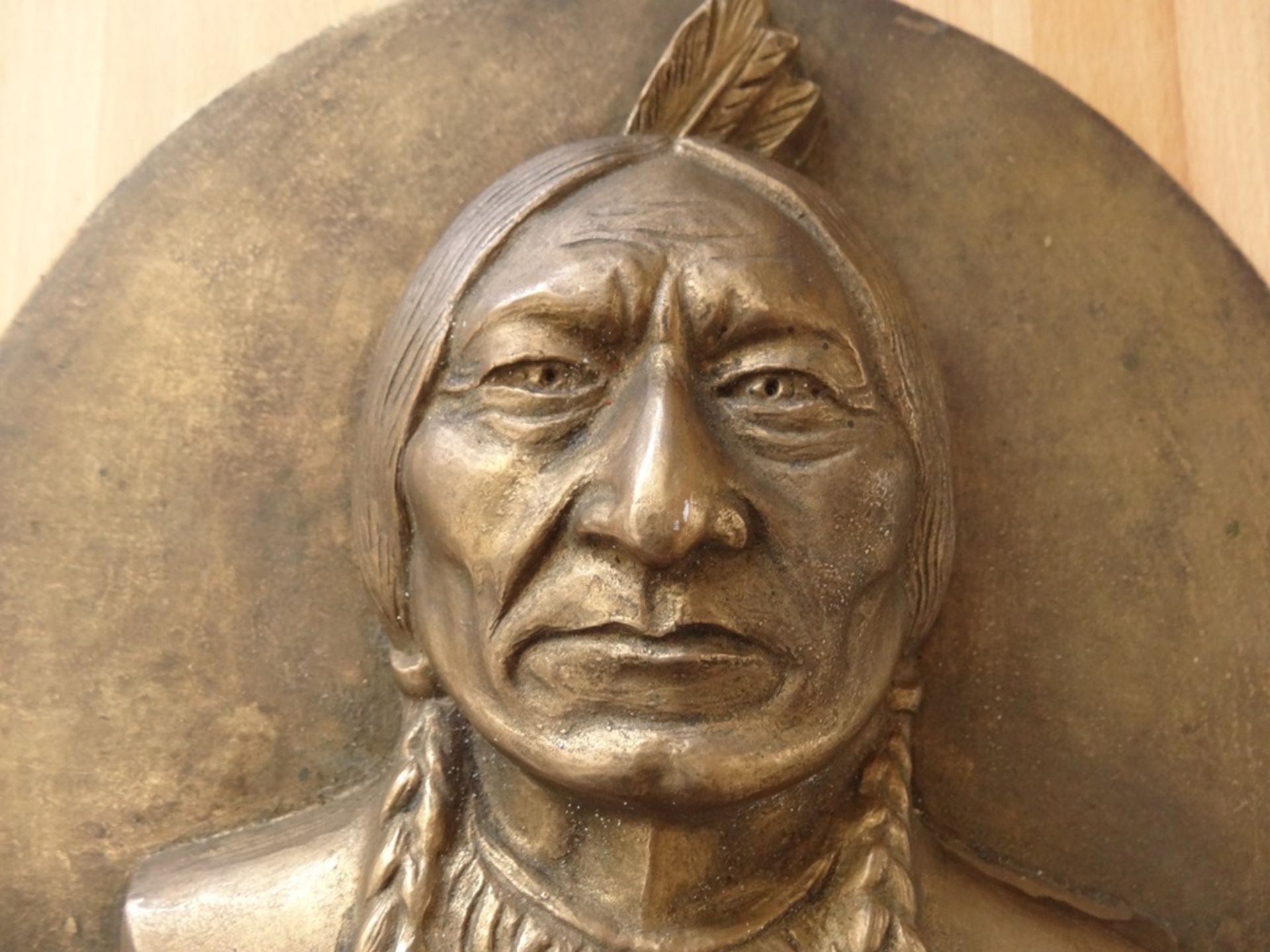 Gilbert POILLERAT Sitting Bull Bronze Sculpture engraved by hand, natural patina [...] - Bild 2 aus 5