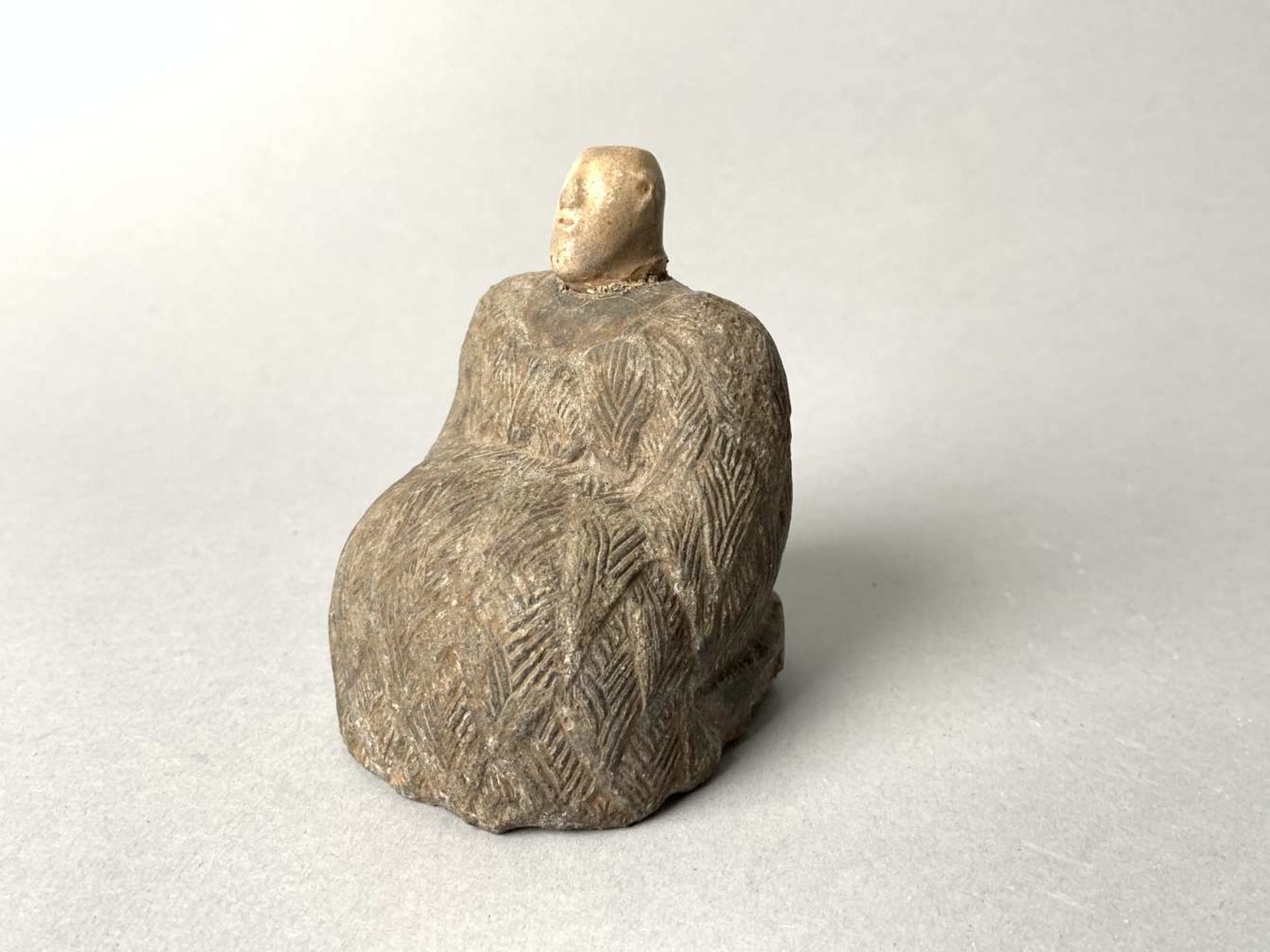 Statuette de Princesse dite "Bactriane". Elle représente une femme assise vêtue du Kaunakès. Le
