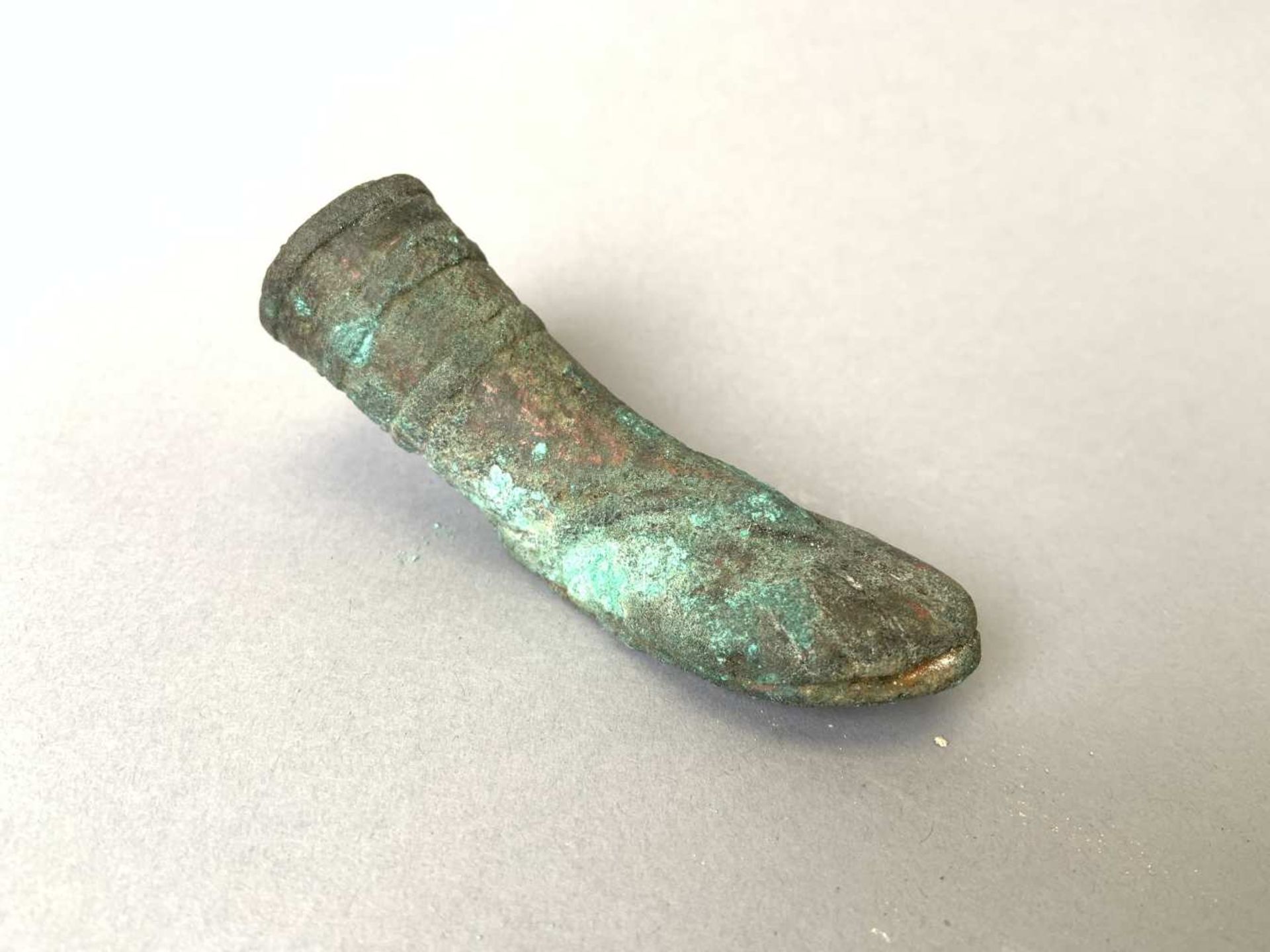 Pied en bronze revêtu d'une sandale. Longueur 10 cm. Epoque romaine.