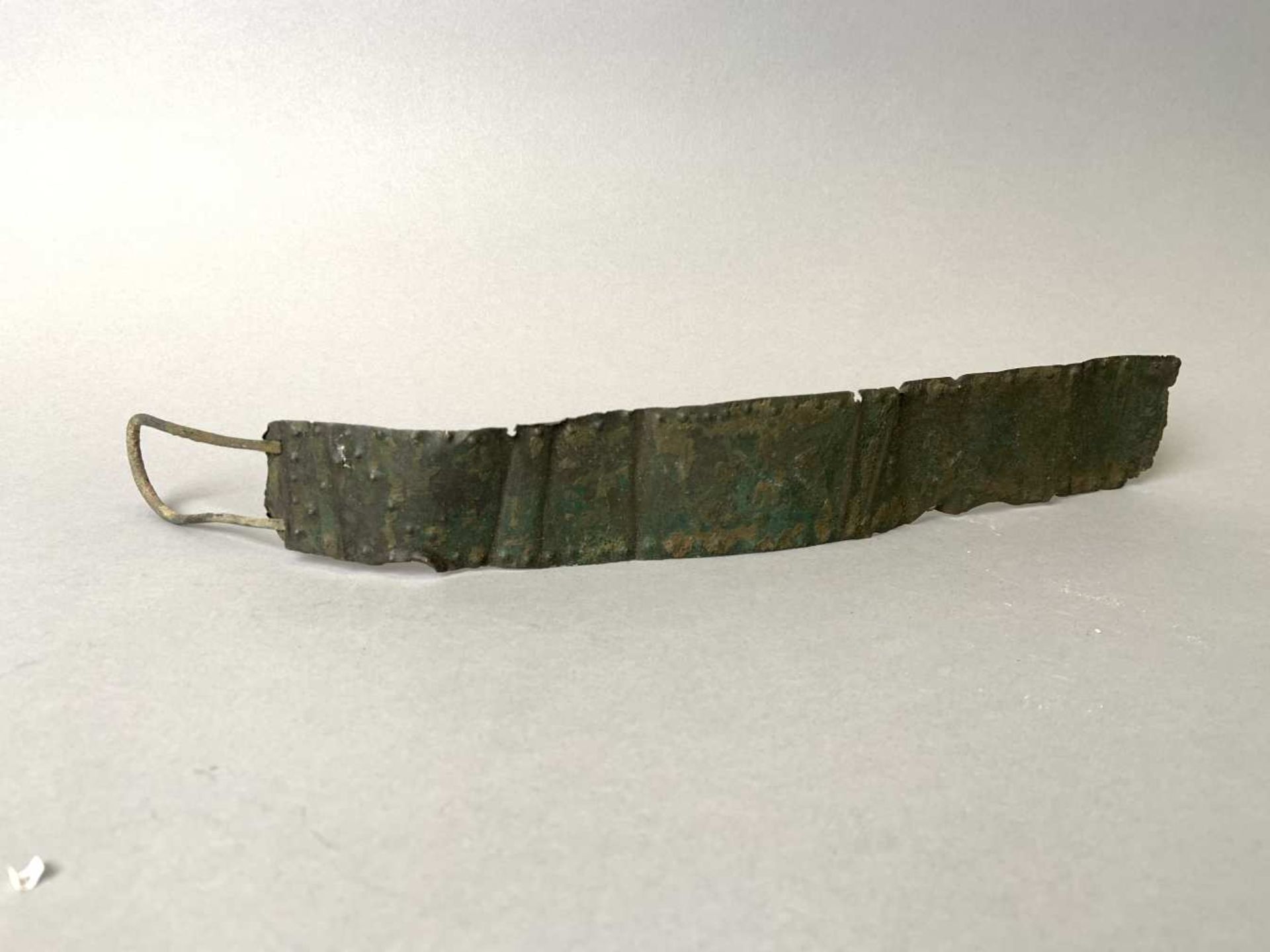 Ceinture fragmentaire en bronze. Largeur . Epoque romaine II à IV ème siècle après J-C.